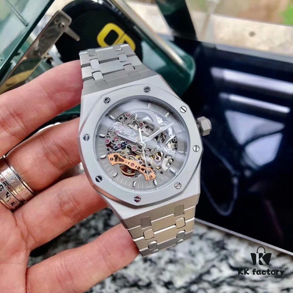 AP Royal Oak Offshore Series! Dial adorned with BOY Tapisserie openwork decoration, delivering a stronger visual impact. The 41mm watch aligns with modern trends, highlighting masculine charisma, brilliantly radiant with substantial texture, featuring an openwork movement, scratch-resistant glass, 316 stainless steel case, and 361 stainless steel bracelet, epitomizing the ultimate classic in vibrant men's timepieces