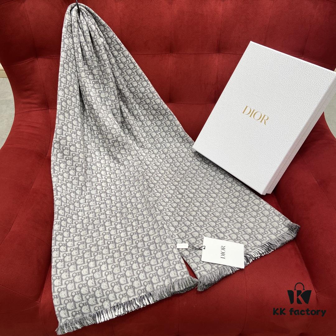 6931a8eeccd8ab3d7af9d549 Gray Dior's Latest Autumn/Winter Preppy Double-Sided Scarf – Extremely Versatile, Two Looks in One