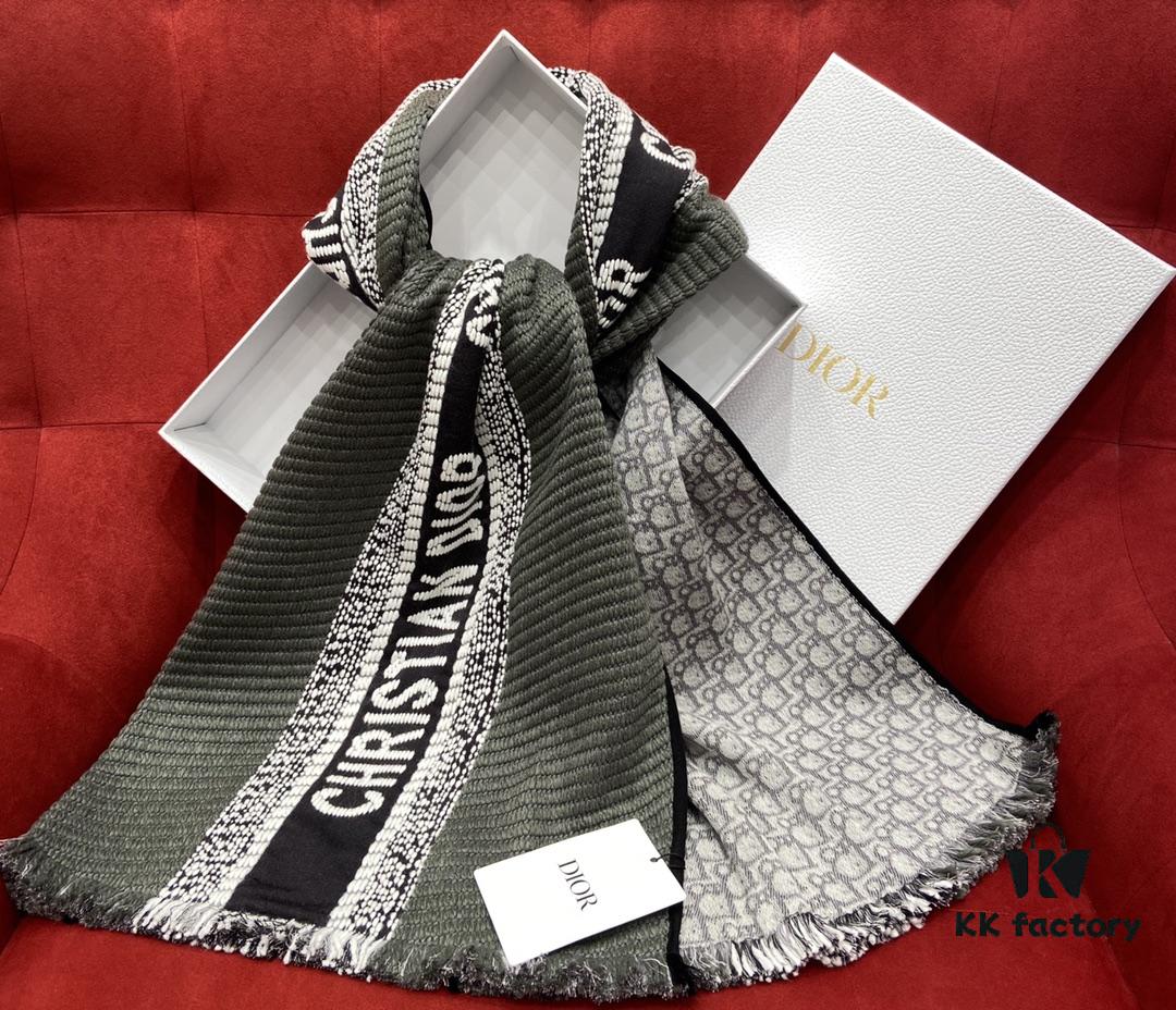 6931a8eeccd8ab3d7af9d54a Gray Dior's Latest Autumn/Winter Preppy Double-Sided Scarf – Extremely Versatile, Two Looks in One