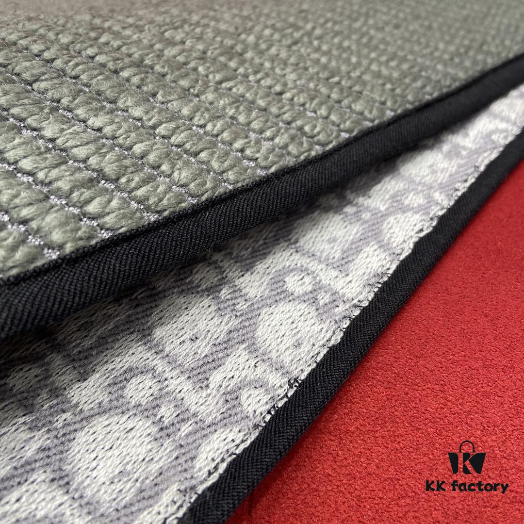6931a8efccd8ab3d7af9d54d Gray Dior's Latest Autumn/Winter Preppy Double-Sided Scarf – Extremely Versatile, Two Looks in One