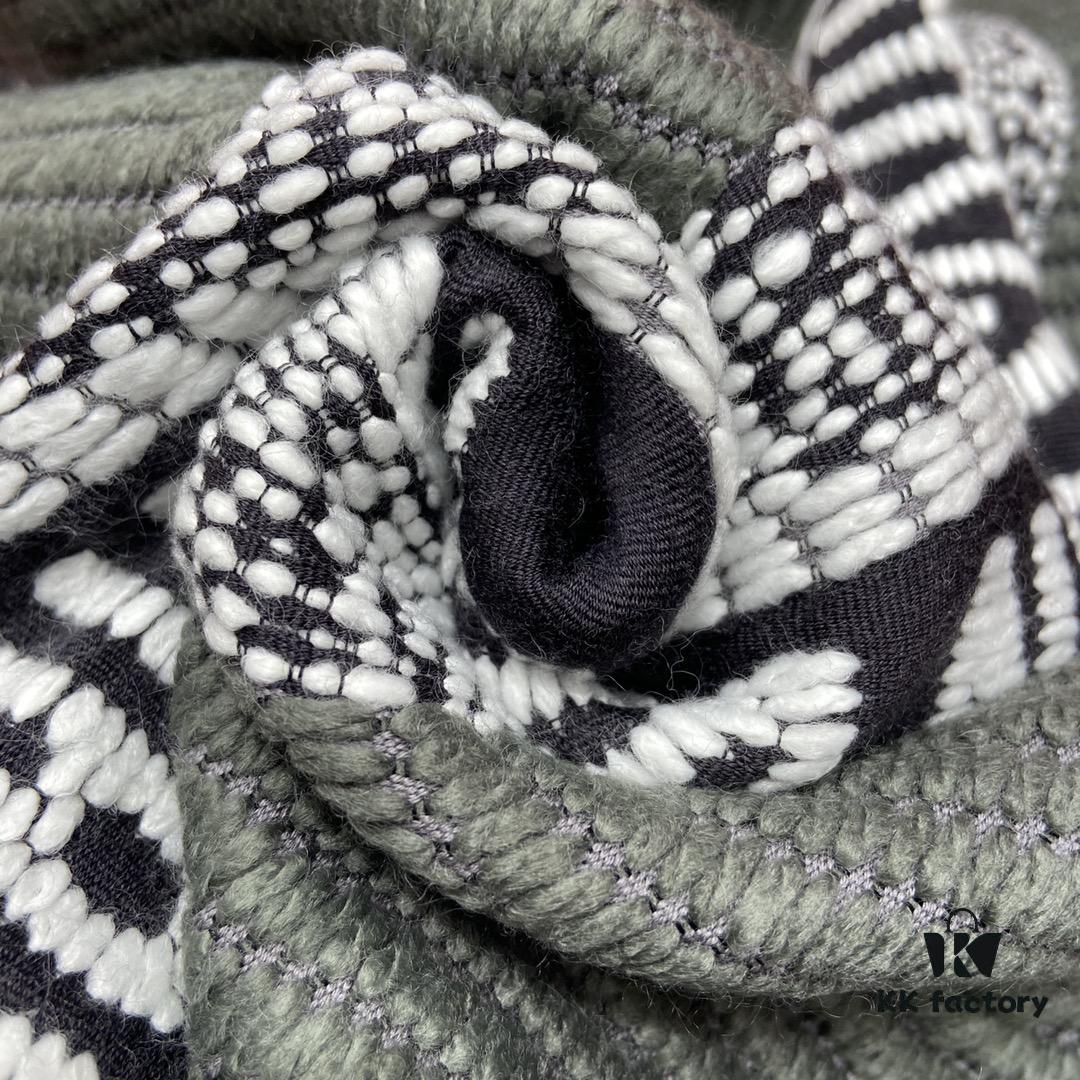 6931a8efccd8ab3d7af9d54f Gray Dior's Latest Autumn/Winter Preppy Double-Sided Scarf – Extremely Versatile, Two Looks in One