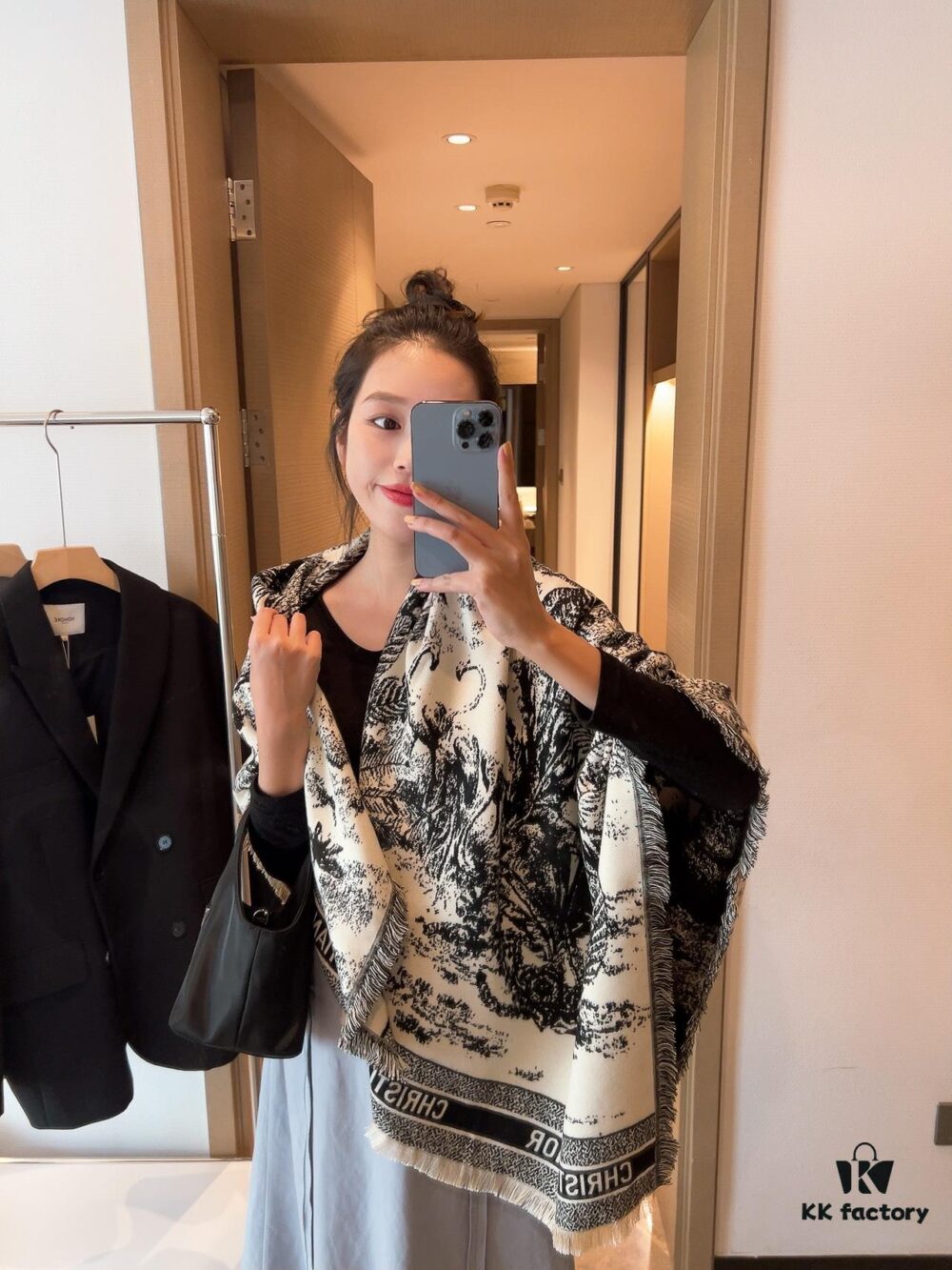 6931a8f2ccd8ab3d7af9d57e New Arrival❤️ DIOR 2022 Spring Collection 'Rueil Jungle Hand-Drawn Velvet Scarf'