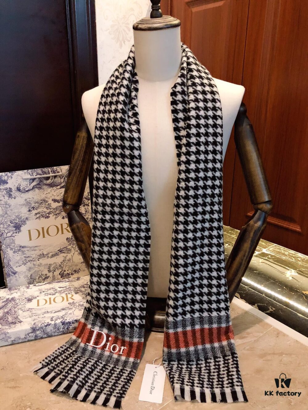 Dior Hot-Selling New Checkered Pattern Scarf, Celebrity Favorite, Classic and Timeless Design