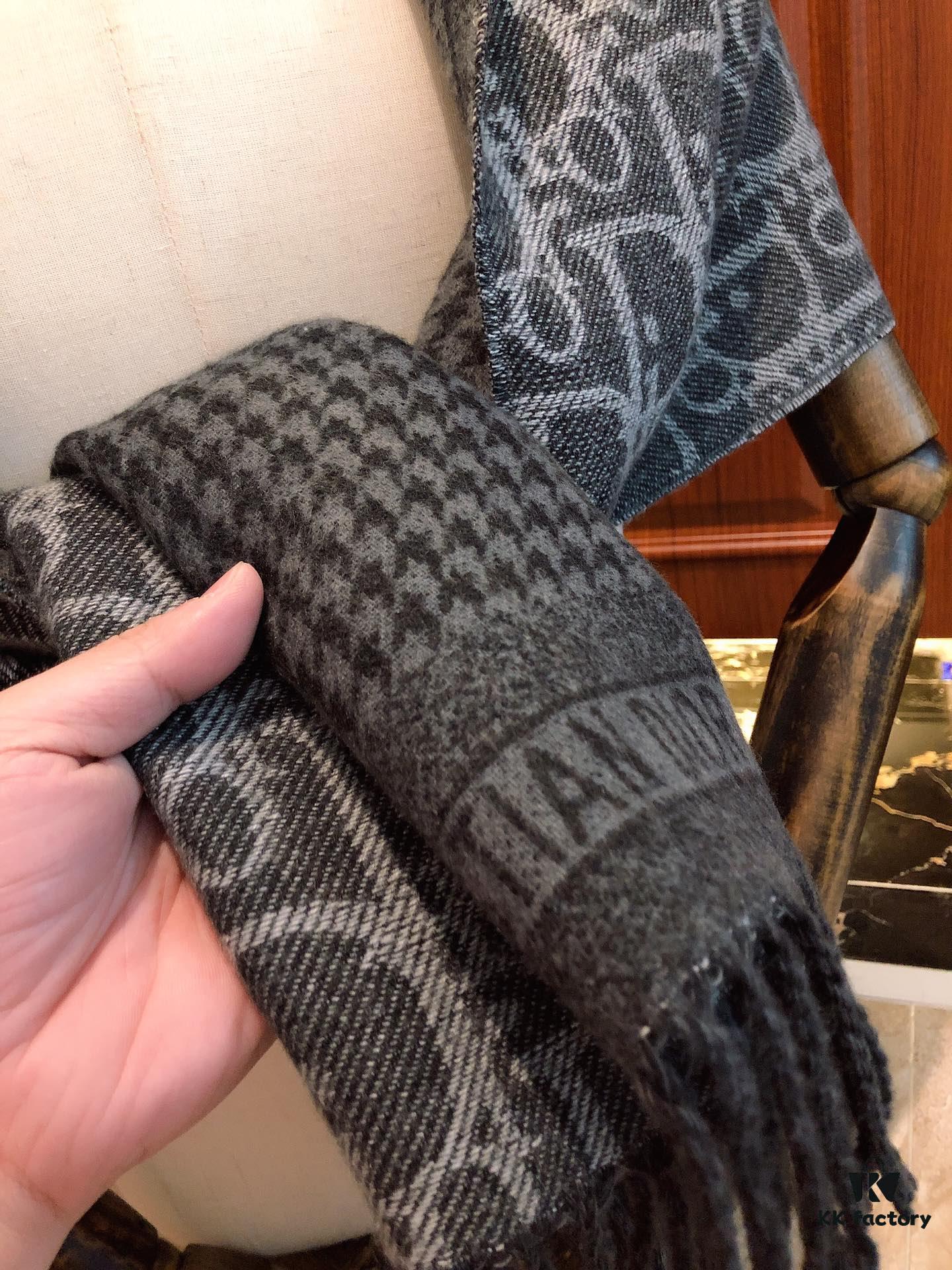 DIOR Latest Scarf, Super Soft and Stylish Double-Sided Design!
