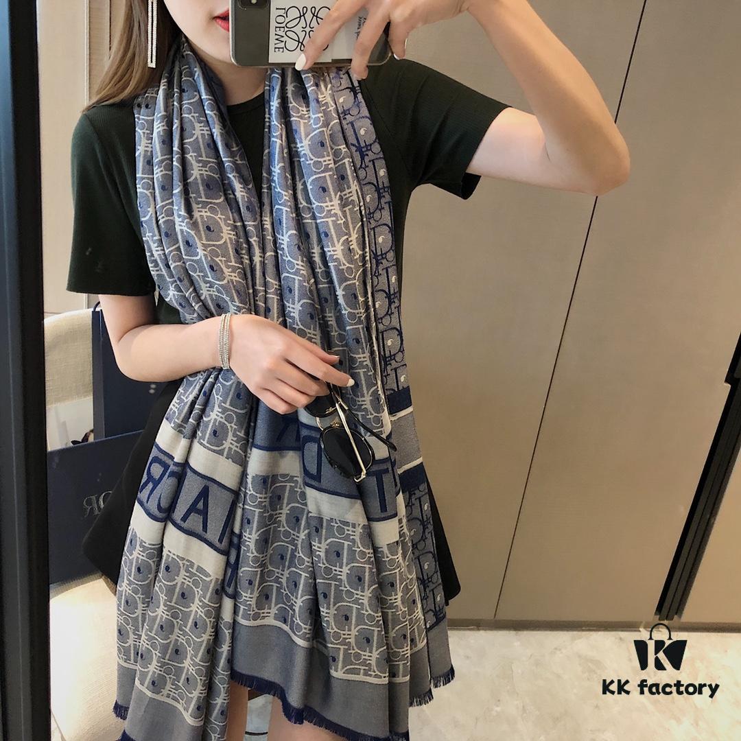 6931a8faccd8ab3d7af9d603 Premium Blue Dior-Style Packaging, Includes Card, Ribbon, Invoice, UnionPay Gift Set 🌹 Export Surplus from Italy, Once Sold Out, No Restocking. High-Quality Tencel Cotton Jacquard Scarf, Suitable for All Seasons, Soft and Skin-Friendly. 4 Designs, 8 Colors Each, Limited Stock Under 50,000 Pieces. Size: Approx. 180×70 cm. Wholesale Orders Welcome for Boutiques