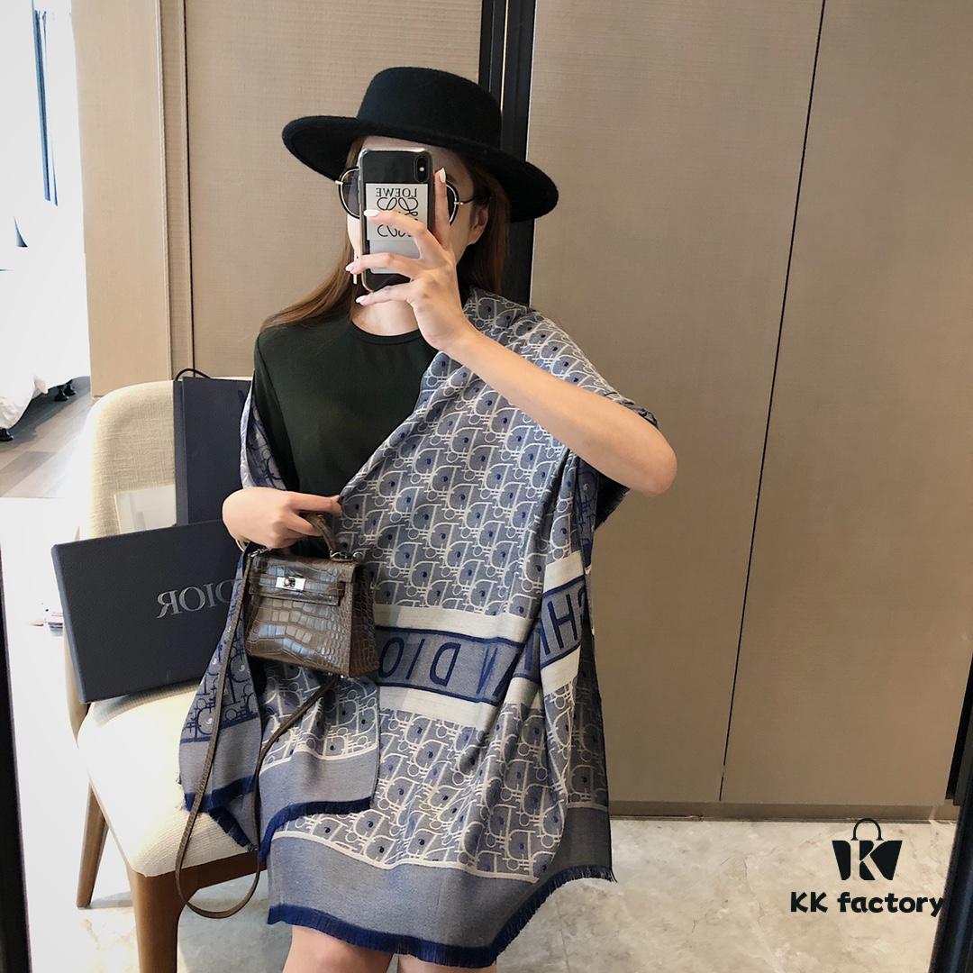 6931a8faccd8ab3d7af9d605 Premium Blue Dior-Style Packaging, Includes Card, Ribbon, Invoice, UnionPay Gift Set 🌹 Export Surplus from Italy, Once Sold Out, No Restocking. High-Quality Tencel Cotton Jacquard Scarf, Suitable for All Seasons, Soft and Skin-Friendly. 4 Designs, 8 Colors Each, Limited Stock Under 50,000 Pieces. Size: Approx. 180×70 cm. Wholesale Orders Welcome for Boutiques