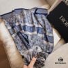 6931a8faccd8ab3d7af9d608 Premium Blue Dior-Style Packaging, Includes Card, Ribbon, Invoice, UnionPay Gift Set 🌹 Export Surplus from Italy, Once Sold Out, No Restocking. High-Quality Tencel Cotton Jacquard Scarf, Suitable for All Seasons, Soft and Skin-Friendly. 4 Designs, 8 Colors Each, Limited Stock Under 50,000 Pieces. Size: Approx. 180×70 cm. Wholesale Orders Welcome for Boutiques