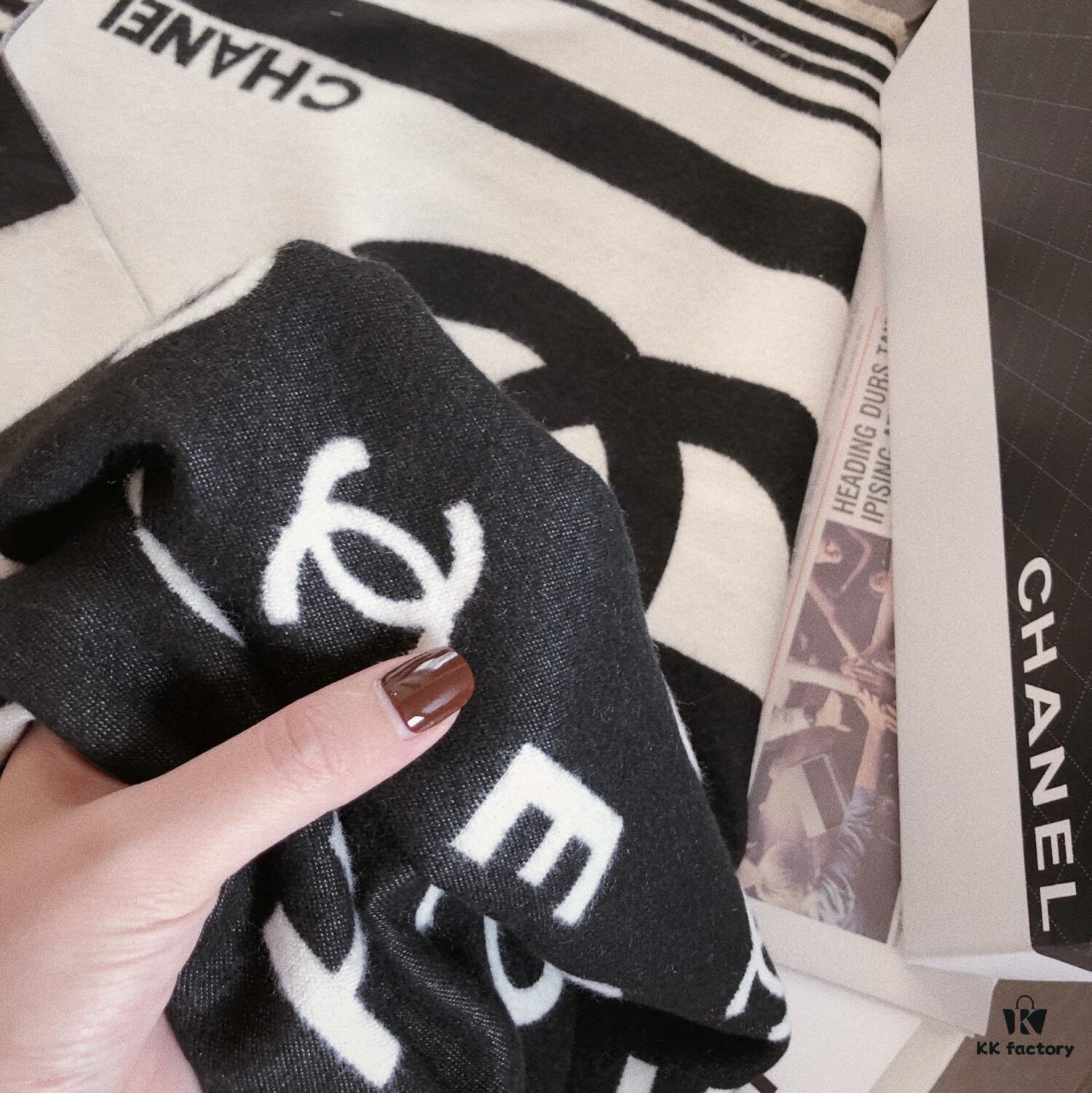 6931a907ccd8ab3d7af9d6e1 European Edition Exclusive 🌹🌹🌹 New Style Coco Chanel Cashmere-Like Yarn Jacquard Scarf 🧣 Fashionable Luxury Brand Style, Exquisite Craftsmanship, In Stock. Excellent Fit and Drape. High Cost-Performance for Gifting or Personal Use. Size: Approx 180×65 cm, Weight: 320g+
