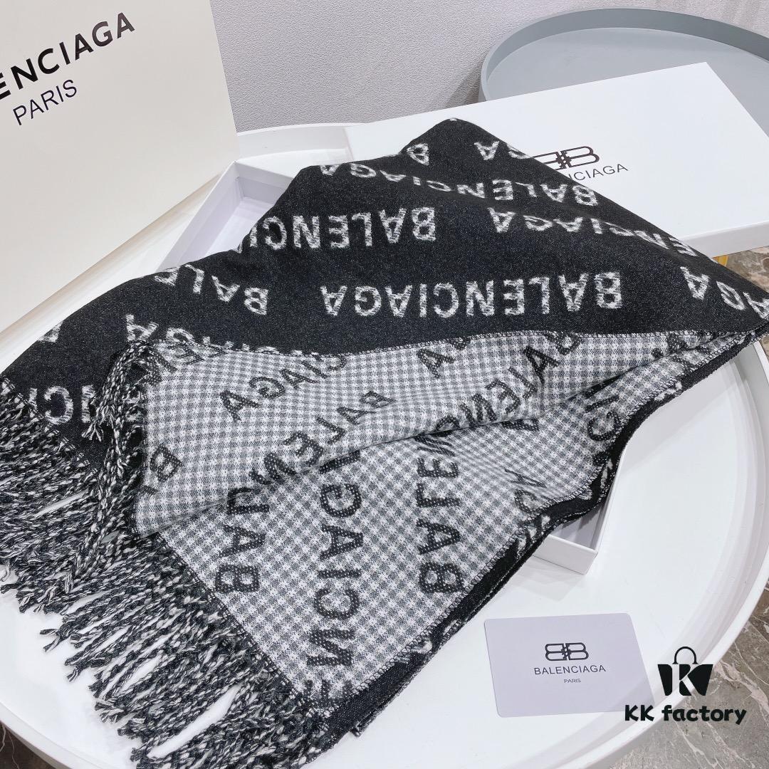 6931a915ccd8ab3d7af9d7bf Balenciaga: A Great Scarf Lies in Every Detail