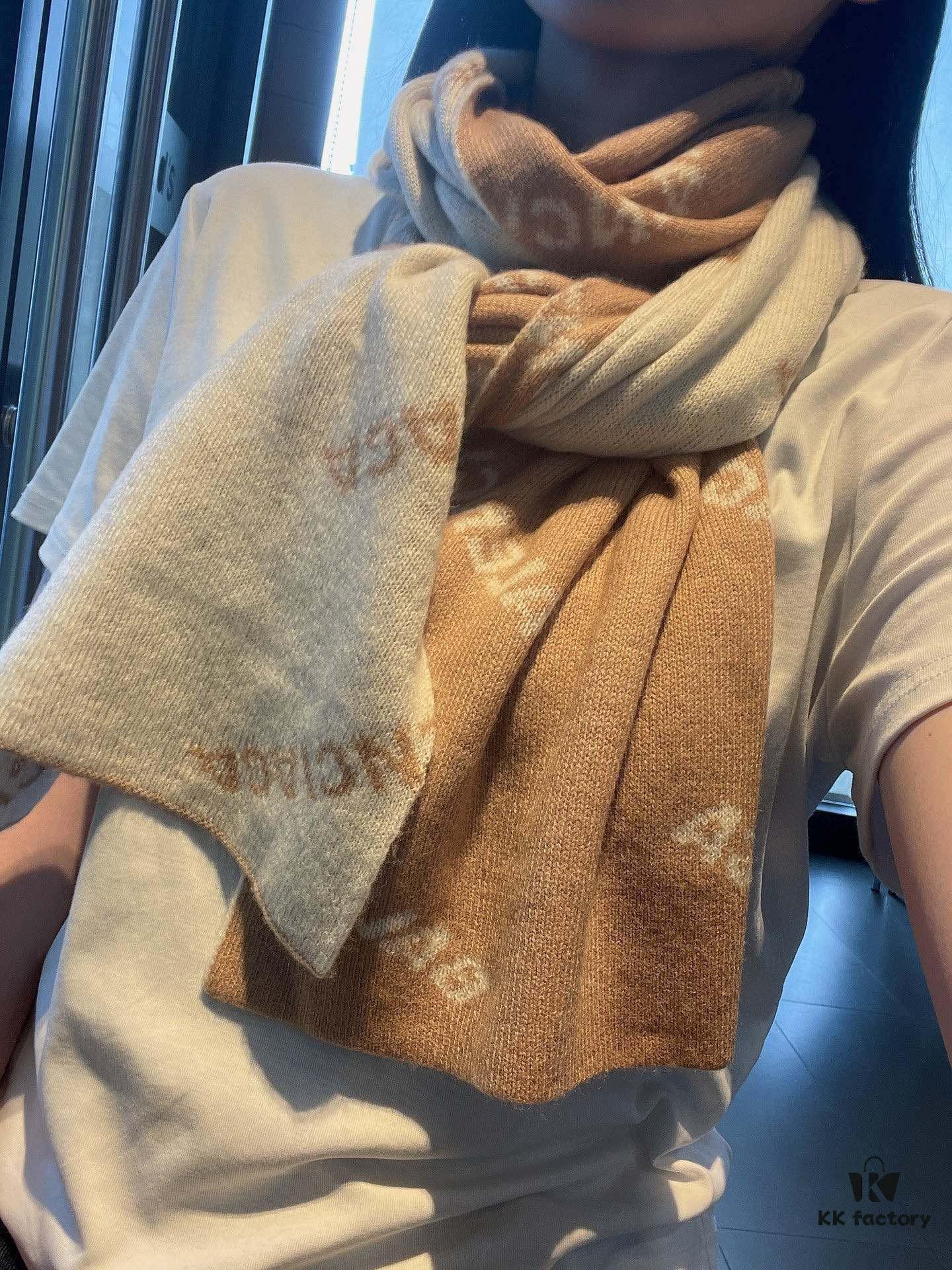 6931a917ccd8ab3d7af9d7e0 Balenciaga, synonymous with fashion and youth, perfect black and white combination, a must-have for trendsetters! 100% cashmere! Elegant logo jacquard! Soft and skin-friendly texture! New autumn/winter scarf (boutique style) 38x200 cm