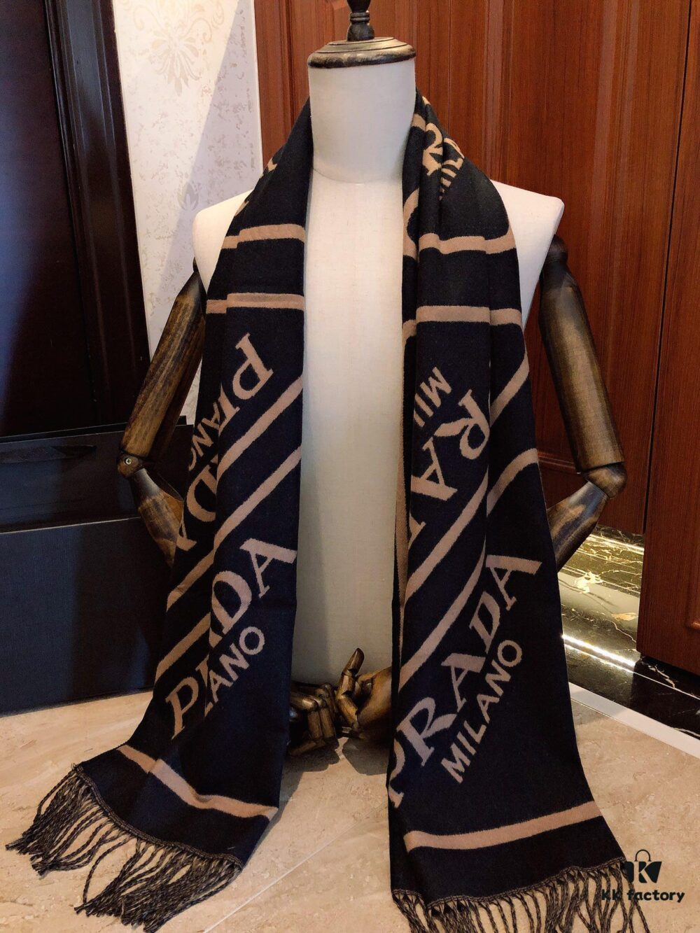 Prada Latest Couple Scarf Double-Sided Jacquard Scarf, Large and Minimalist, The Ultimate Choice for Successful Men, Classic Pattern with Logo Design, Fashionable Colors Exuding a Sophisticated Atmosphere, Fully Meeting Your Demands for Style and Quality