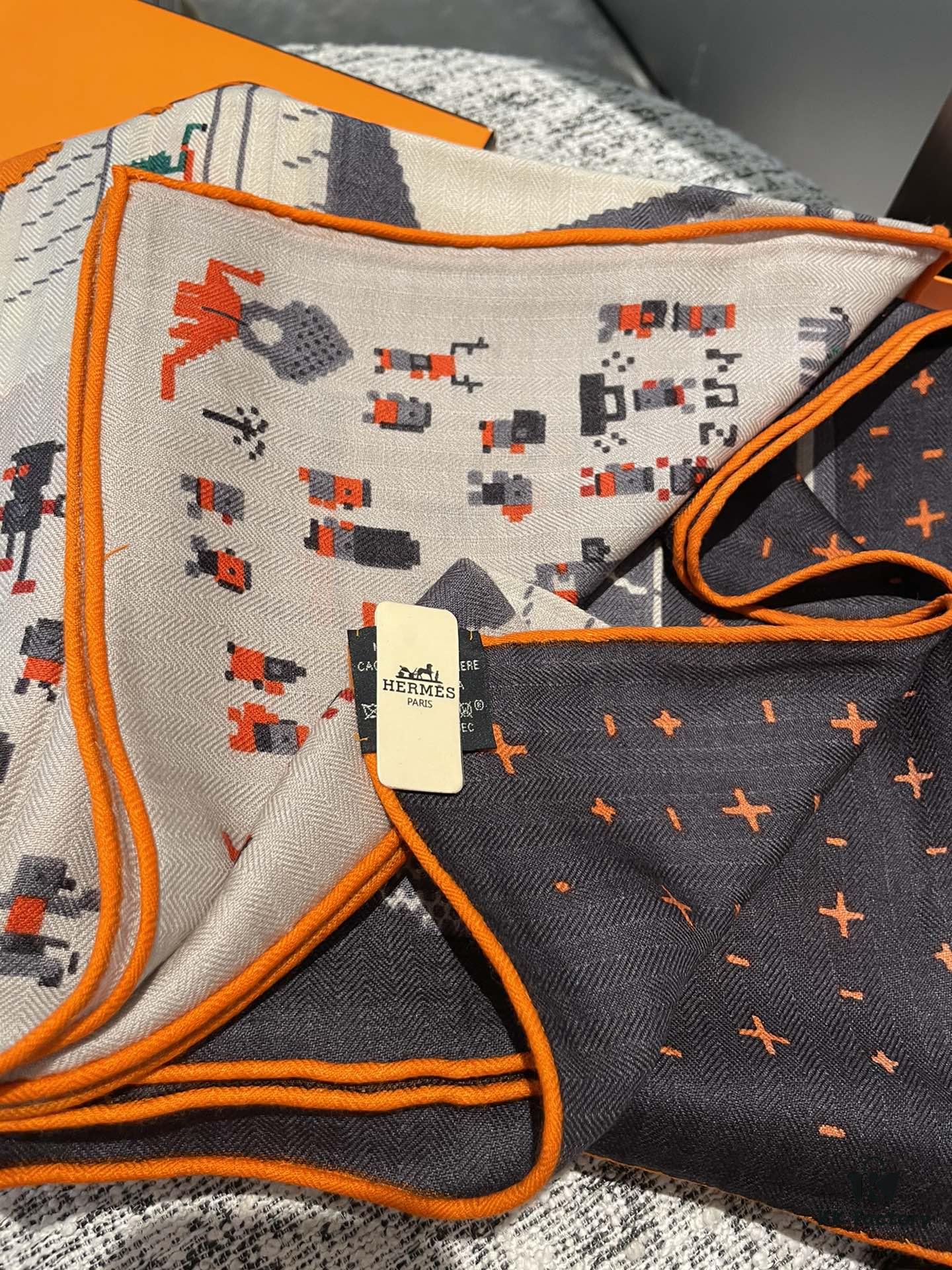New Arrival 💞 Official Website Synchronized Size! H Brand's New Size 👍👍🆕👏👏 Everyone Says It's Gorgeous After Buying! Recommended 💕 [Fortune Baby Party 100] Cashmere Square Scarf, Premium Craftsmanship & Incredible Value! Hermes Counter Bestseller 🎁💟 Exquisite 3D Pattern with Extremely High-End Look 👍👍 Introduced Through Special Advanced Technology 🌟 Sophisticated Cutting-Edge Processing Technique 👍‼️ Adored by Elegant & Affluent Women; The Quality, Style, and Price Make Luxury Enthusiasts Scream with Delight—Exceptional Cost-Performance, Absolutely Worth Owning‼️‼️ Size: 100cm*100cm, 70% Cashmere + 30% Silk