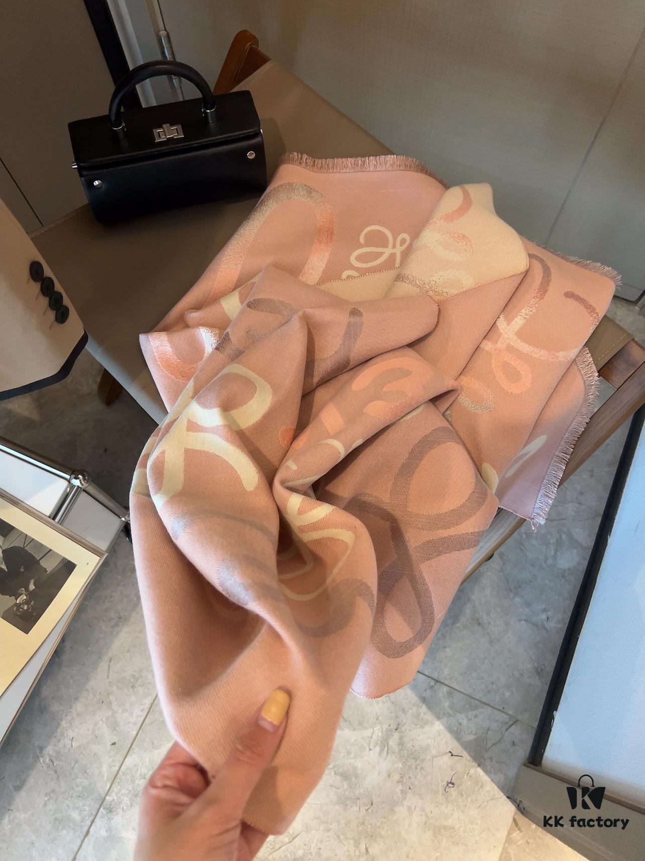 6931a959ccd8ab3d7af9dbea Loewe · Delicate and Soft Color Palette, Exquisitely Alluring! Understated Elegance with a Touch of Quiet Sophistication