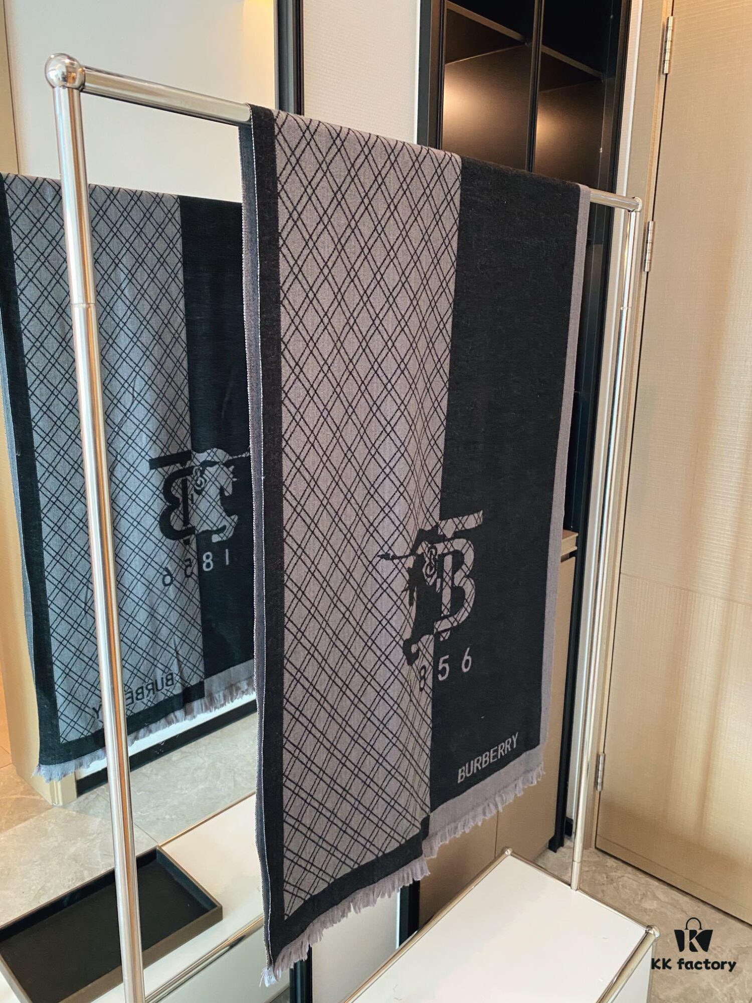 Burberry Women's Scarf, Elegant and Classic Design with Soft Lambswool Fabric, 70*180cm