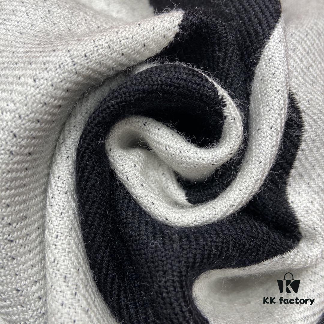 6931a96fccd8ab3d7af9dd2d Black and White BURBERRY Classic Large Letter Scarf, 100% Wool, 33*188cm