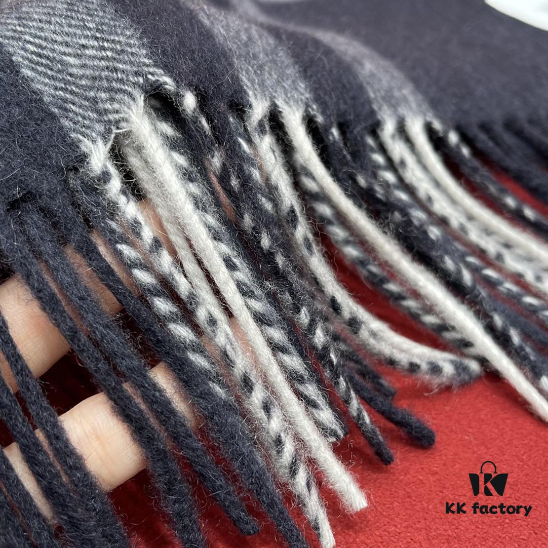 Navy Blue BURBERRY Classic Entry-Level Bestseller, Timeless Check Pattern, Simple and Elegant Unisex Scarf