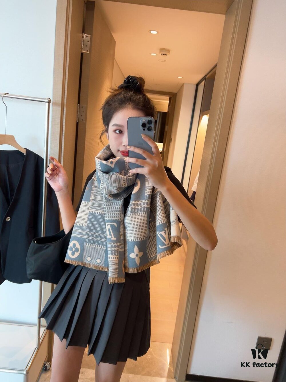 Plush Velvet LV Monogram Scarf in Soft Pink and White - 100% Wool, 180x60 cm