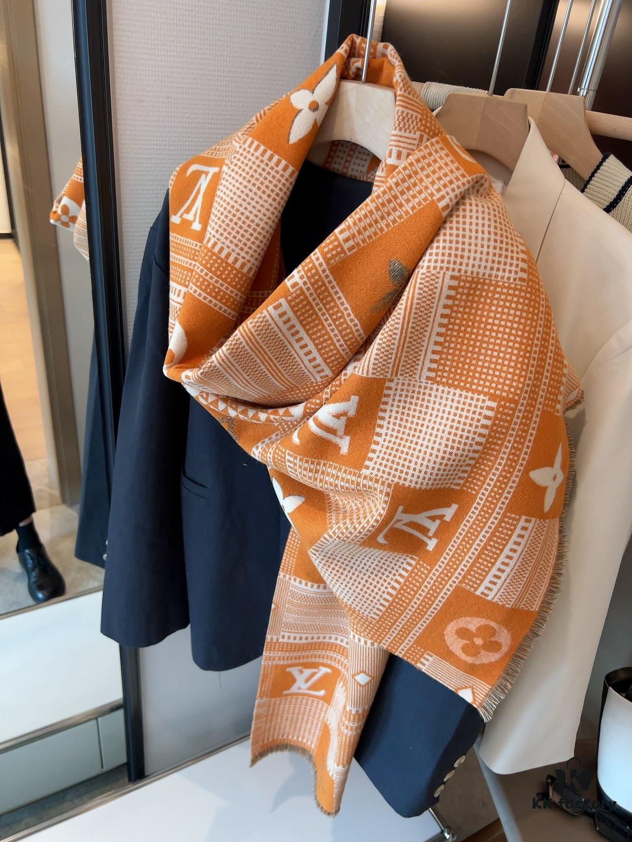 Plush Velvet LV Monogram Scarf in Soft Pink and White - 100% Wool, 180x60 cm