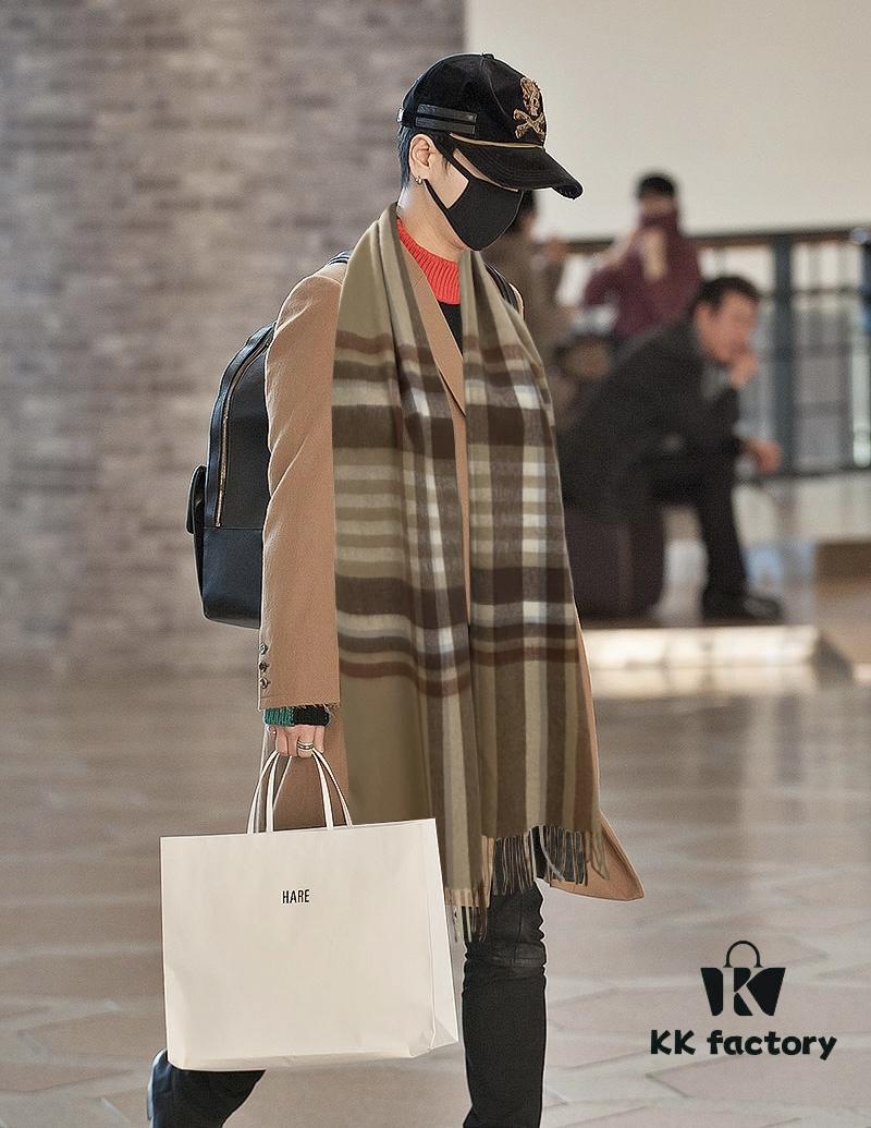 Burberry High-Quality Imported Cashmere Scarf with Full Retail Packaging – Unisex Design, Latest Collection