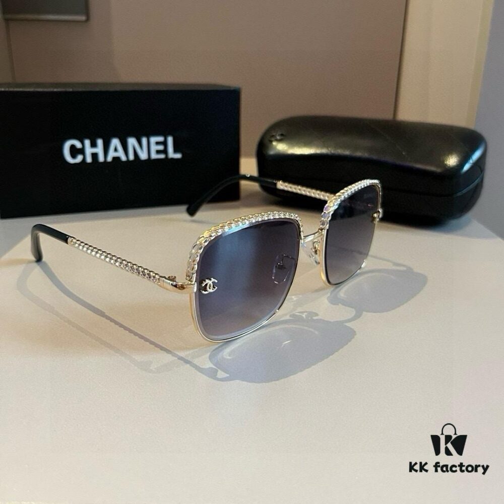 6931aa12ccd8ab3d7af9e77f Chanel Sunglasses, absolutely in love, the moment you put them on your face, the aura is perfectly under control, extremely slimming for the face, large frame yet surprisingly lightweight, with perfectly curved temples for a comfortable, feather-light wear!