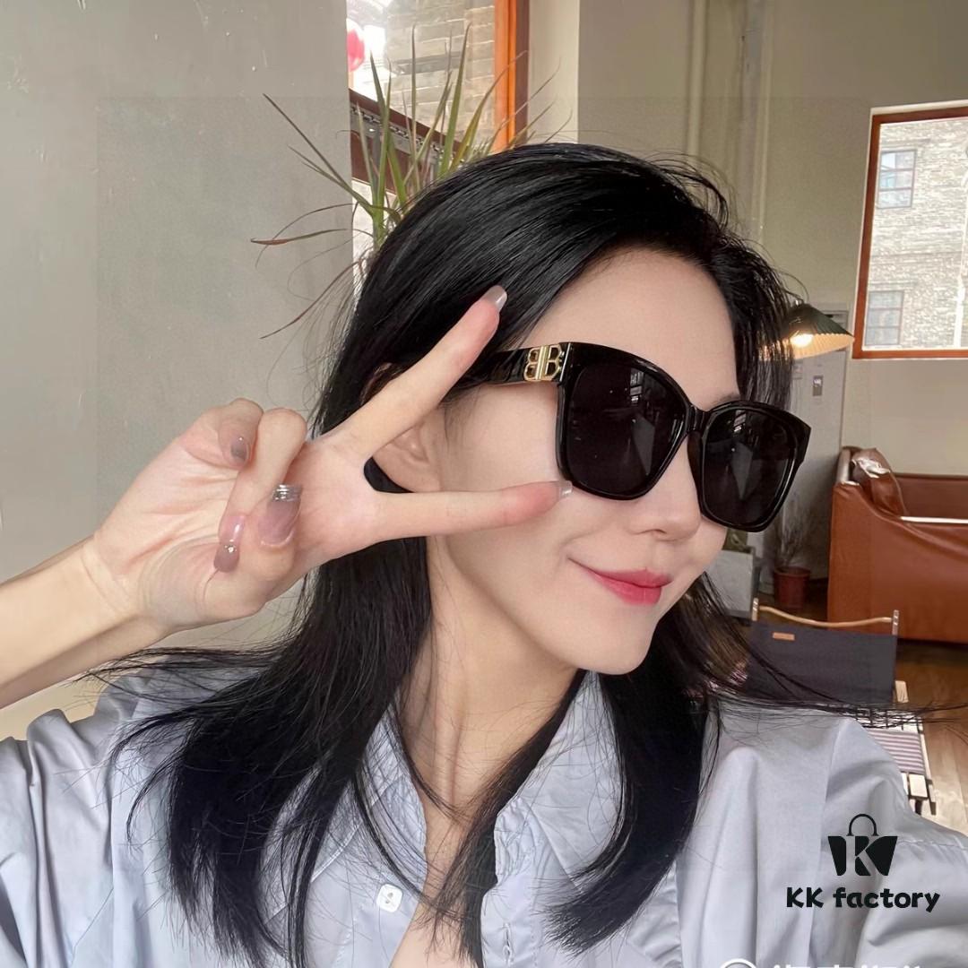 6931ad82ccd8ab3d7afa1c1a Balenciaga BALENCIAGA Square Retro Fashion Sunglasses with Gold-Tone BB Logo and Folding Hinges