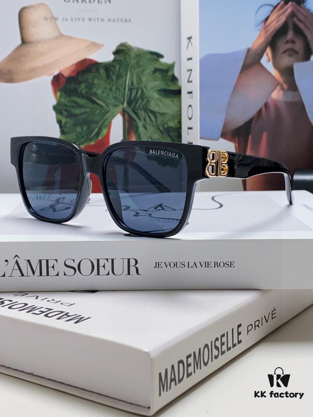 6931ad82ccd8ab3d7afa1c1c Balenciaga BALENCIAGA Square Retro Fashion Sunglasses with Gold-Tone BB Logo and Folding Hinges
