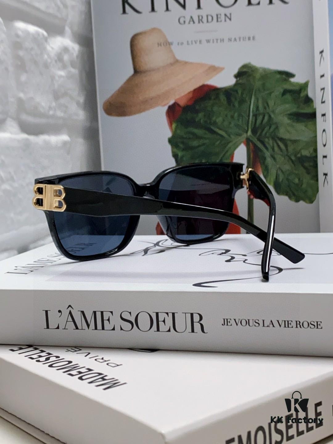 6931ad82ccd8ab3d7afa1c1e Balenciaga BALENCIAGA Square Retro Fashion Sunglasses with Gold-Tone BB Logo and Folding Hinges