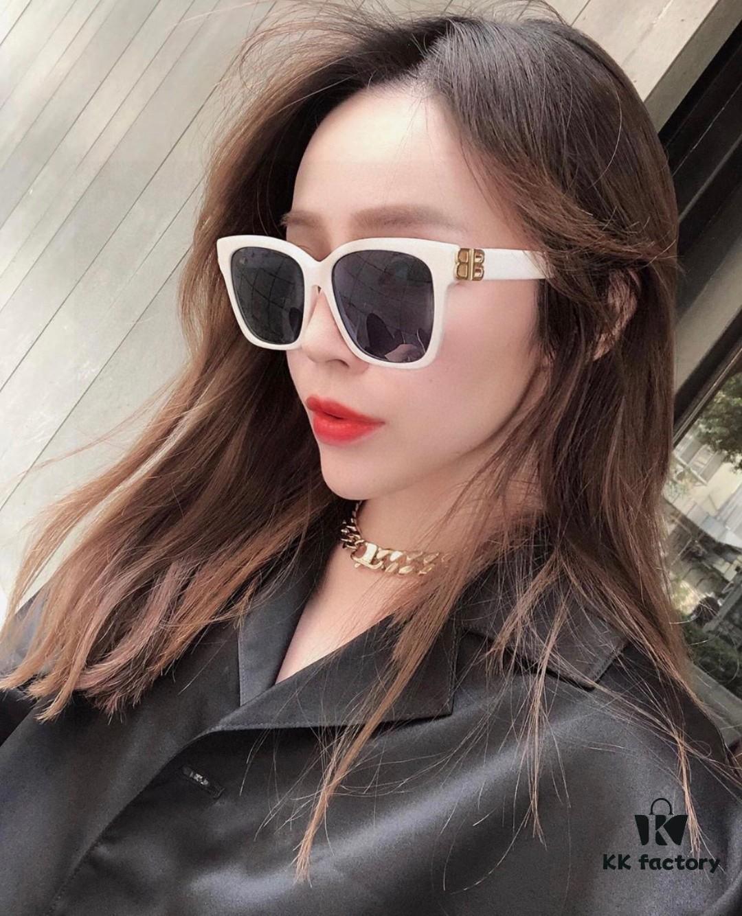6931ad83ccd8ab3d7afa1c32 Balenciaga BALENCIAGA Square Retro Fashion Sunglasses with Gold BB Logo and Folding Hinge
