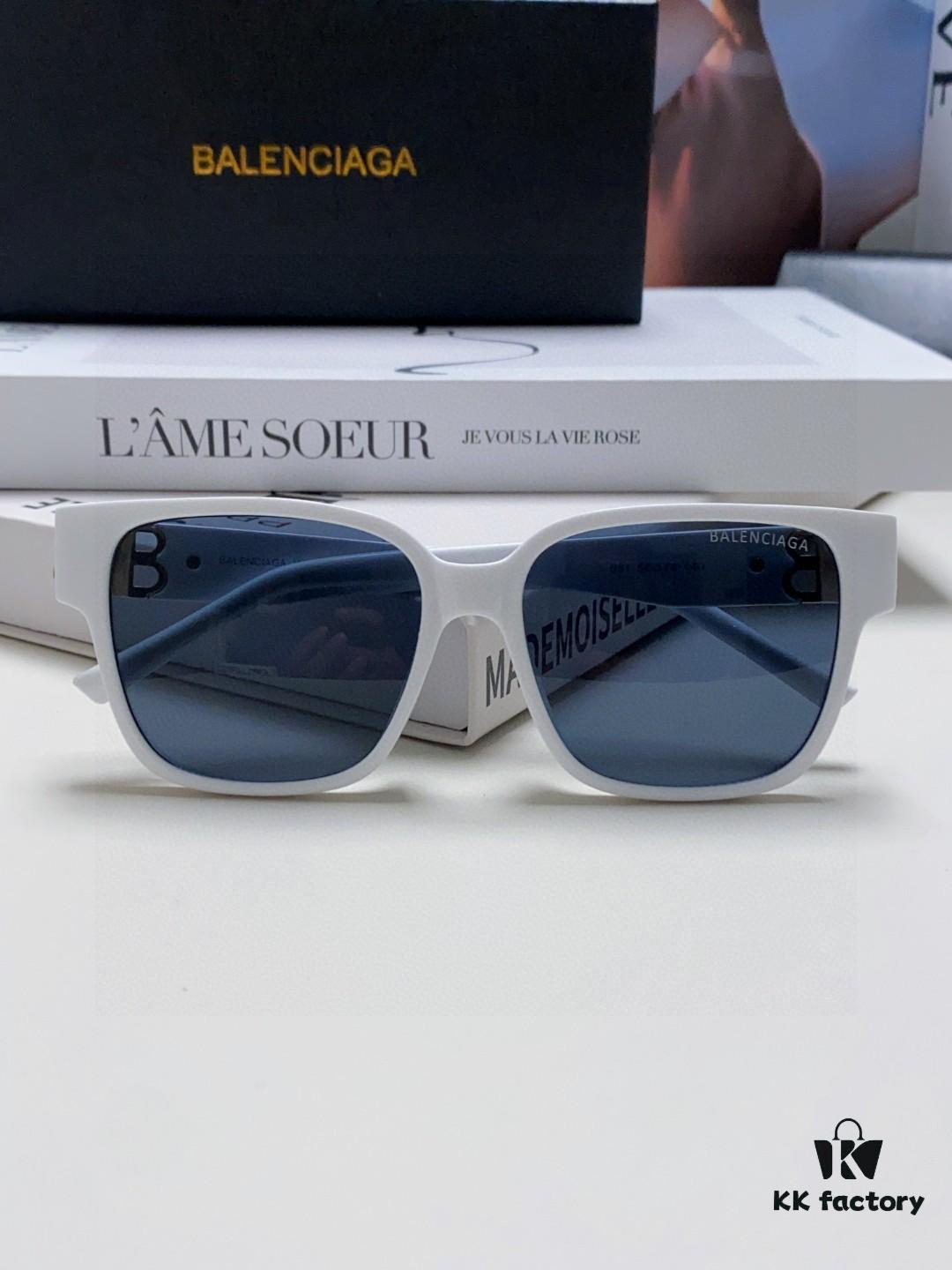 6931ad84ccd8ab3d7afa1c3a Balenciaga BALENCIAGA Square Retro Fashion Sunglasses with Gold BB Logo and Folding Hinge