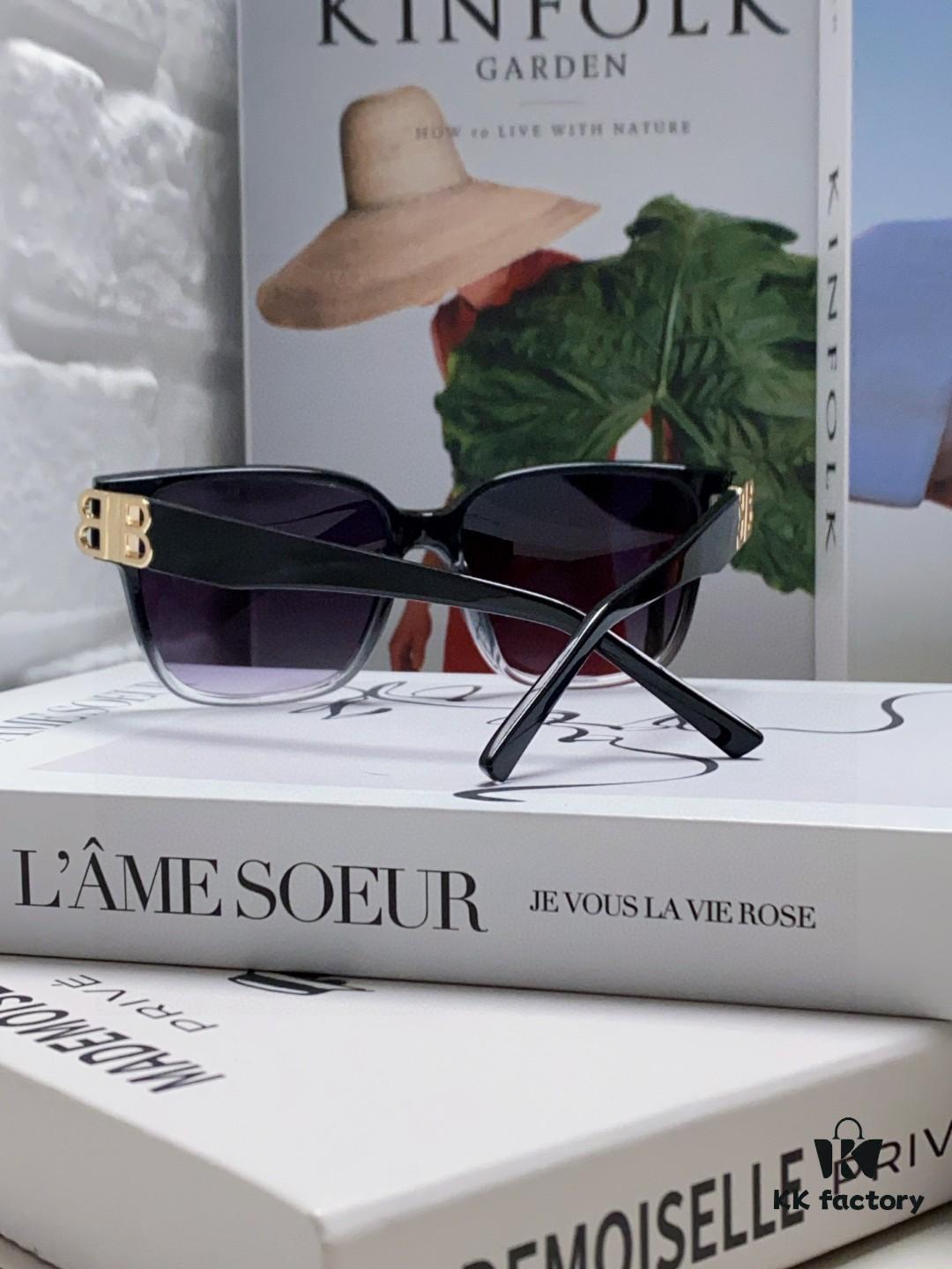 6931ad84ccd8ab3d7afa1c40 Balenciaga BALENCIAGA Square Retro Sunglasses Trendy Vintage-Style Shades with Gold BB Logo and Folding Hinge