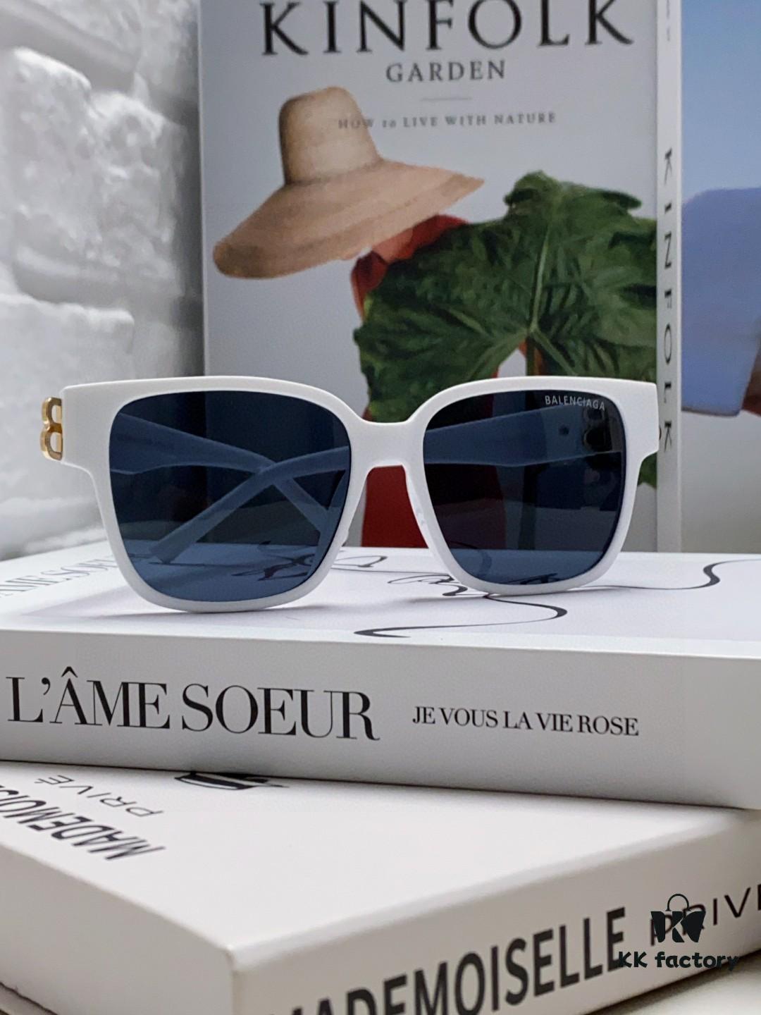 6931ad9dccd8ab3d7afa1d86 Balenciaga Square Retro Sunglasses with Gold BB Logo and Folding Hinge