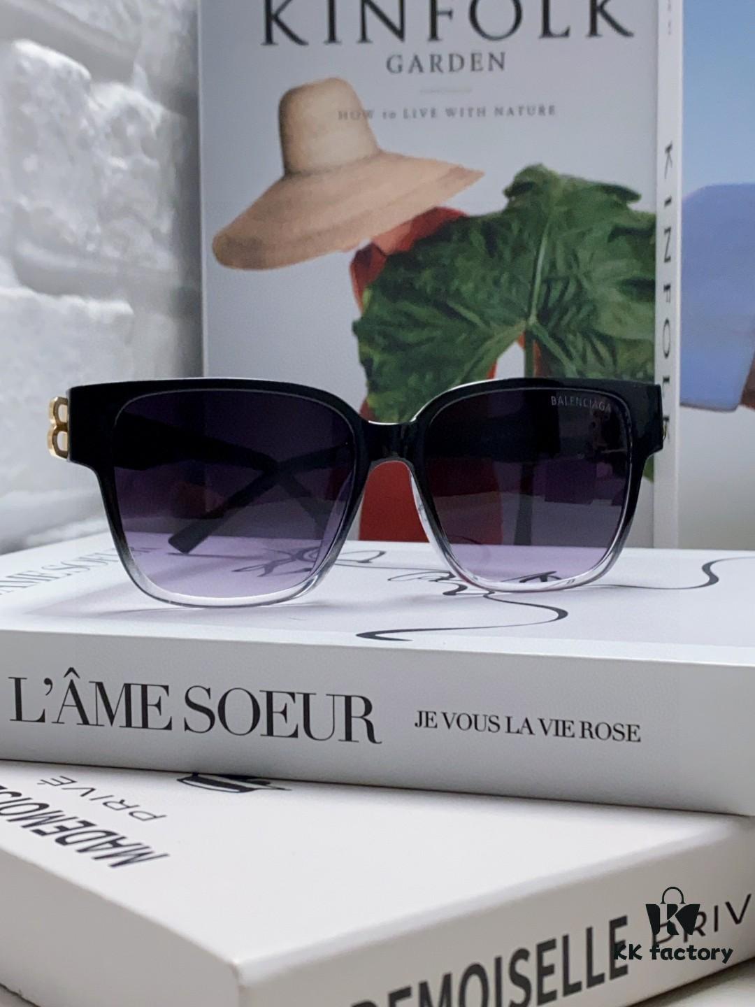 6931ad9eccd8ab3d7afa1d90 Balenciaga BALENCIAGA Square Retro Fashion Sunglasses with Gold BB Logo and Folding Hinge