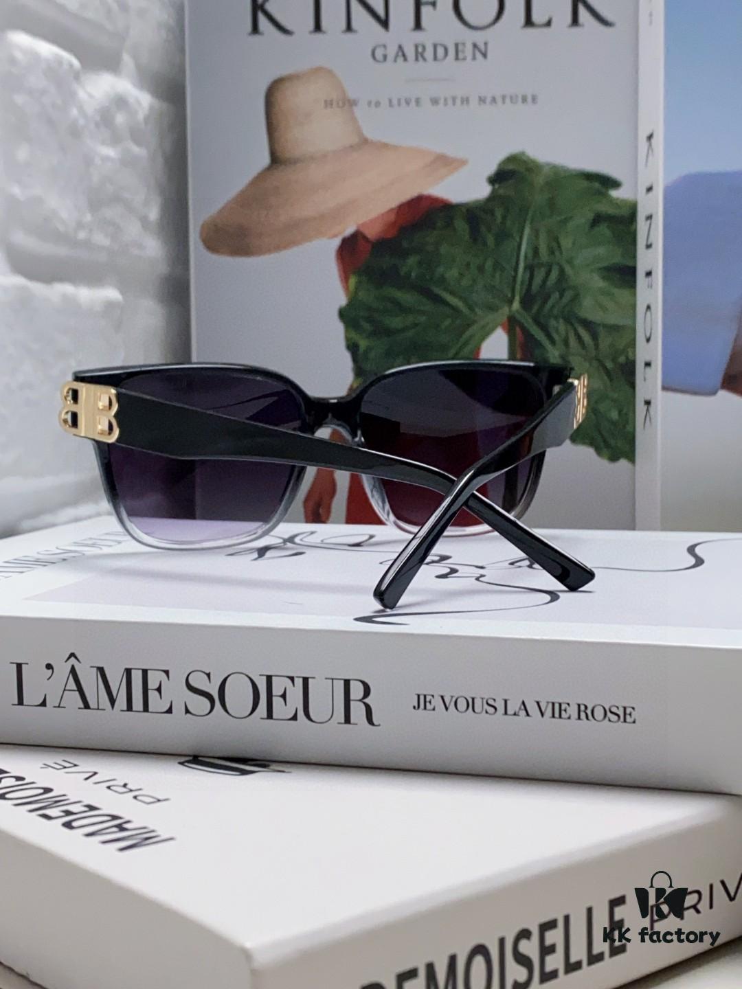 6931ad9eccd8ab3d7afa1d91 Balenciaga BALENCIAGA Square Retro Fashion Sunglasses with Gold BB Logo and Folding Hinge