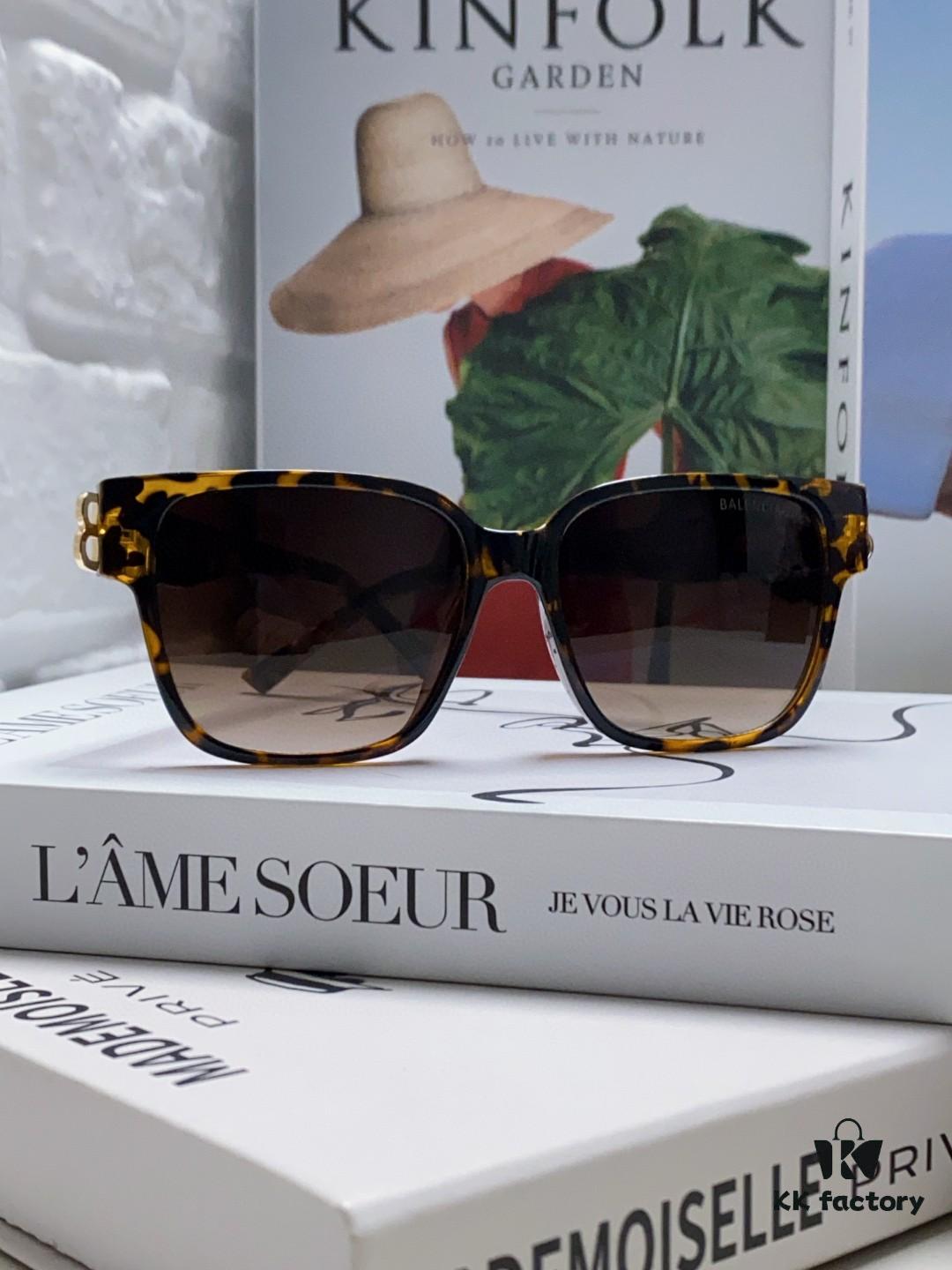 6931adb8ccd8ab3d7afa1ef3 BALENCIAGA Square Retro Sunglasses with Gold BB Logo and Folding Hinge