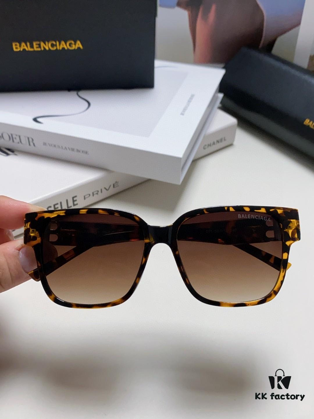 6931adb8ccd8ab3d7afa1ef5 BALENCIAGA Square Retro Sunglasses with Gold BB Logo and Folding Hinge