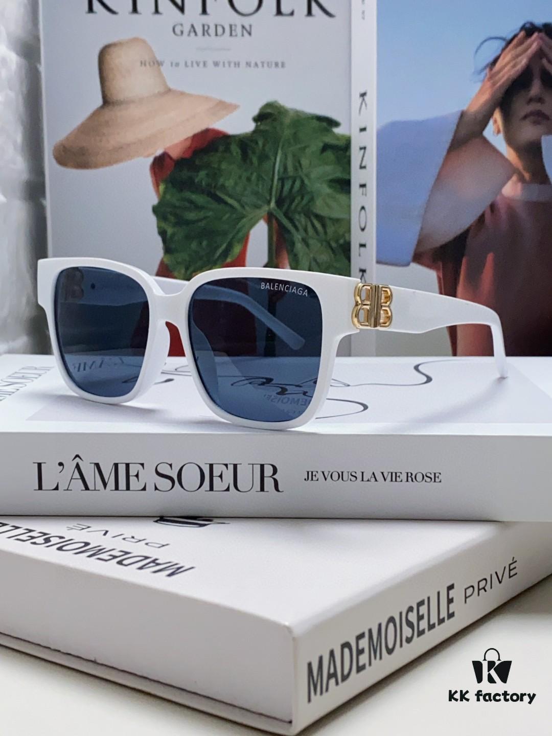 6931adb8ccd8ab3d7afa1eff Balenciaga BALENCIAGA Square Retro Sunglasses Trendy Vintage-Style Shades with Gold BB Logo and Folding Hinge