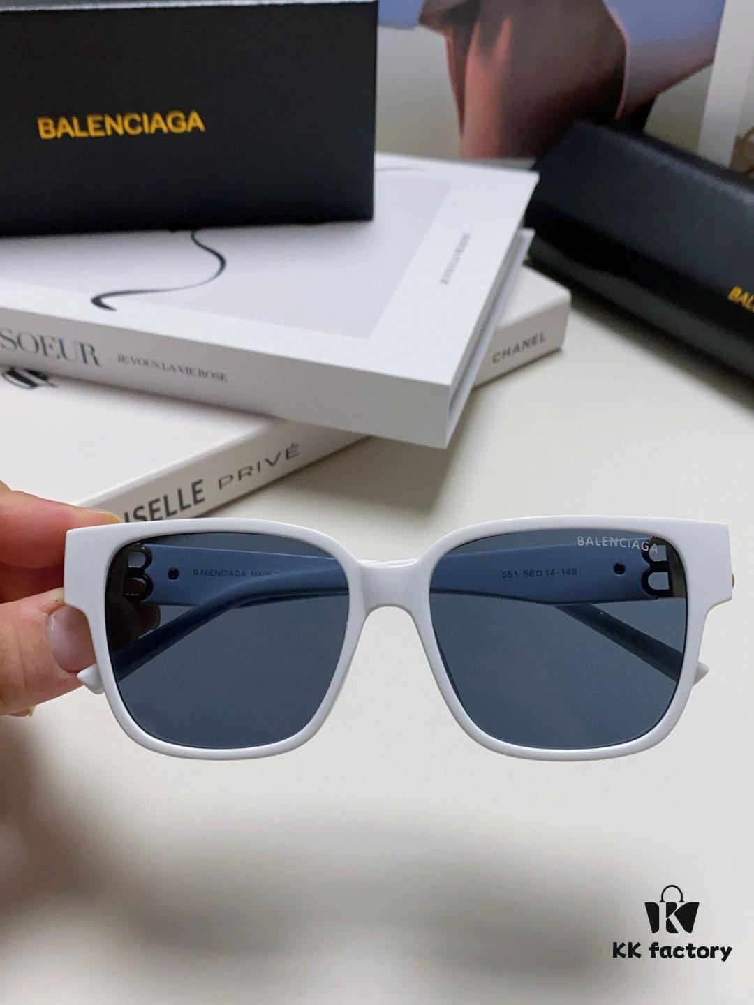 6931adb9ccd8ab3d7afa1f02 Balenciaga BALENCIAGA Square Retro Sunglasses Trendy Vintage-Style Shades with Gold BB Logo and Folding Hinge
