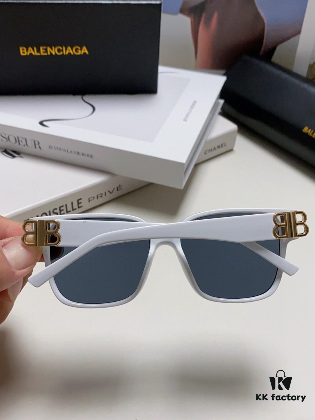 6931adb9ccd8ab3d7afa1f03 Balenciaga BALENCIAGA Square Retro Sunglasses Trendy Vintage-Style Shades with Gold BB Logo and Folding Hinge