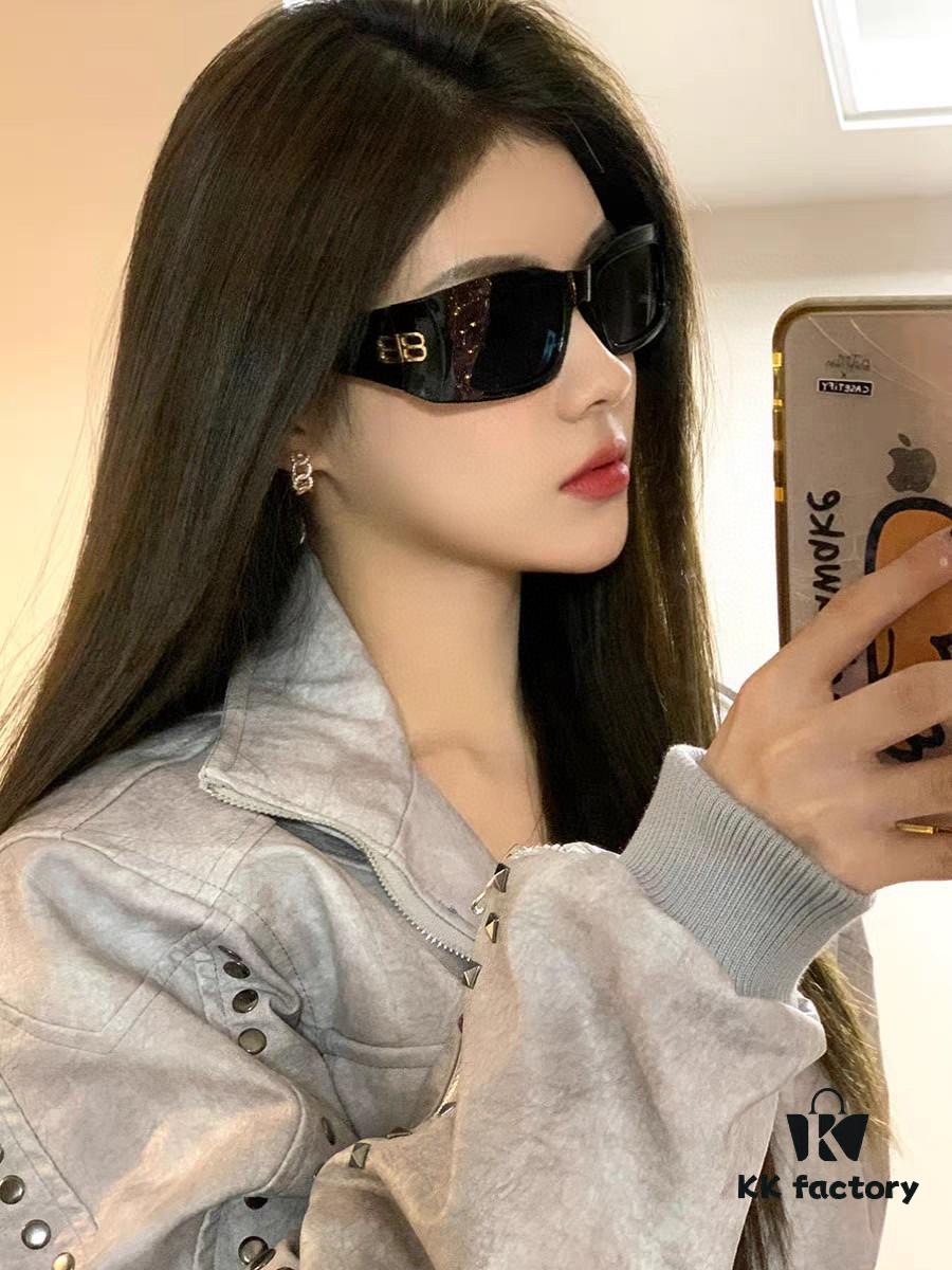 6931adcfccd8ab3d7afa2032 Balenciaga Black Square Frame BB Logo Sunglasses for Women, Stylish and Slimming UV-Protective Sun Glasses, Trendy Must-Have Fashion Accessory