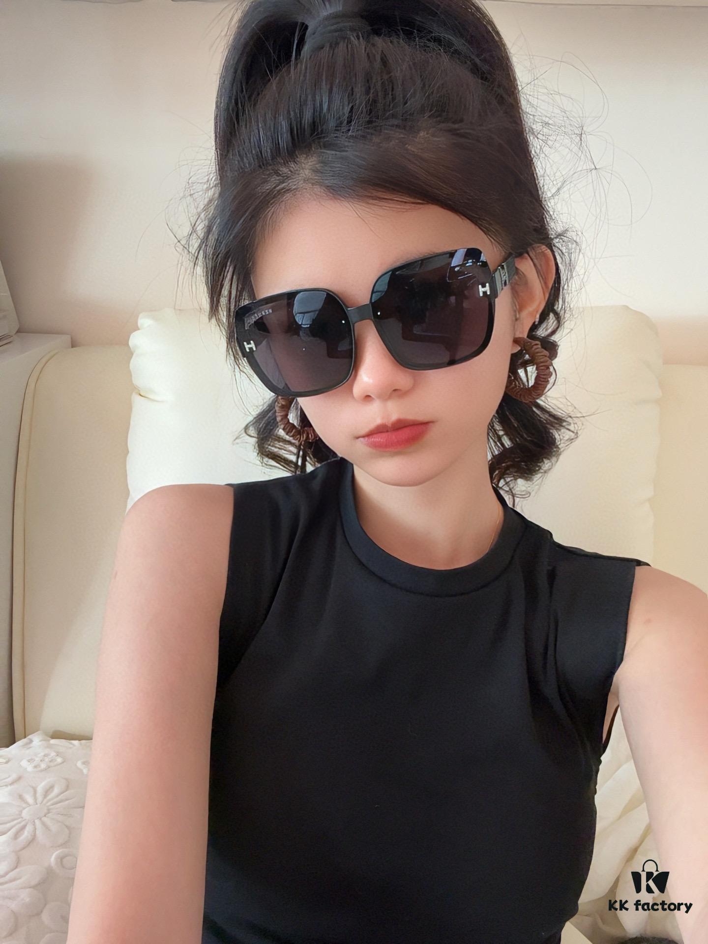 6931ae04ccd8ab3d7afa230d HERMES 2025 Spring New Arrival Original Release Famous Internet Hit Ultra Popular Blue Classic Luxury Fashion Square Sunglasses High-Quality Authentic H8303