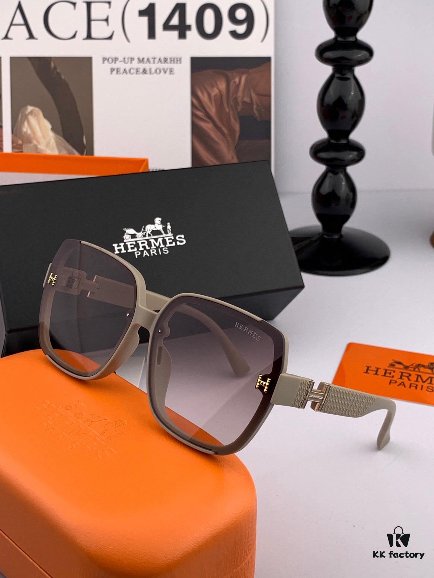 6931ae04ccd8ab3d7afa2311 HERMES 2025 Spring New Arrival Original Release Famous Internet Hit Ultra Popular Blue Classic Luxury Fashion Square Sunglasses High-Quality Authentic H8303