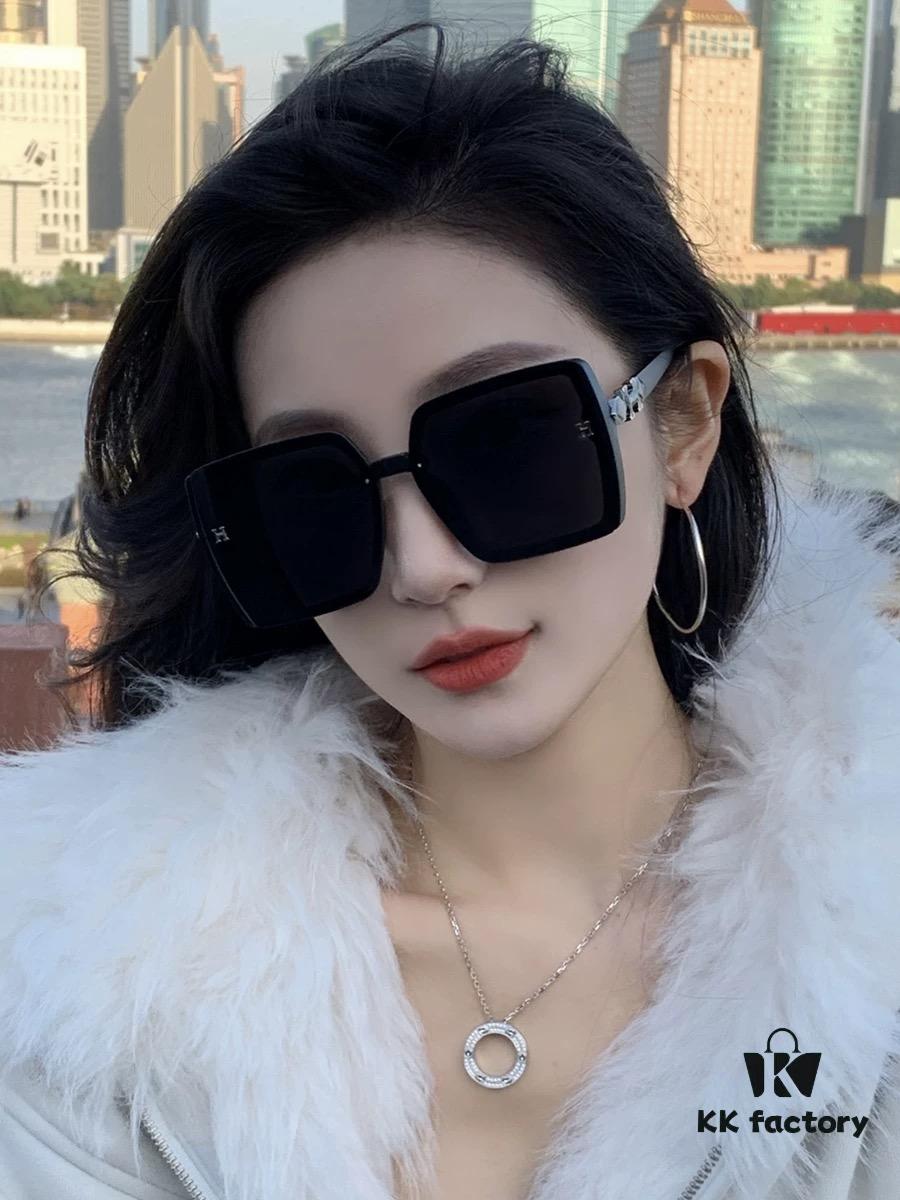 6931ae1bccd8ab3d7afa244e HERMES 2025 Spring New Arrival Original Release Famous Internet Influencer Ultra Popular Luxury Square Sunglasses Classic Full-Frame Design High-Quality Authentic Brand Model: H1301