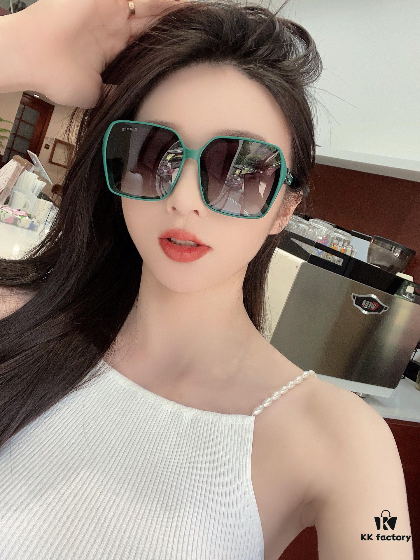 6931ae1cccd8ab3d7afa245f HERMES Spring 2025 New Arrival Original Luxury Square Sunglasses H1245