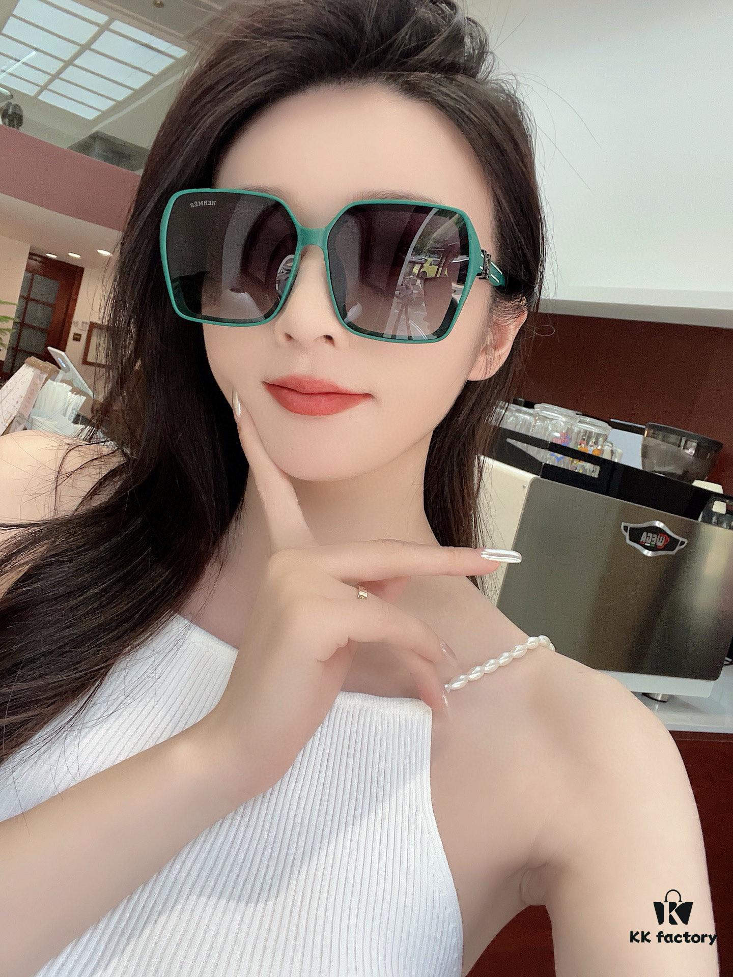 6931ae1cccd8ab3d7afa2460 HERMES Spring 2025 New Arrival Original Luxury Square Sunglasses H1245