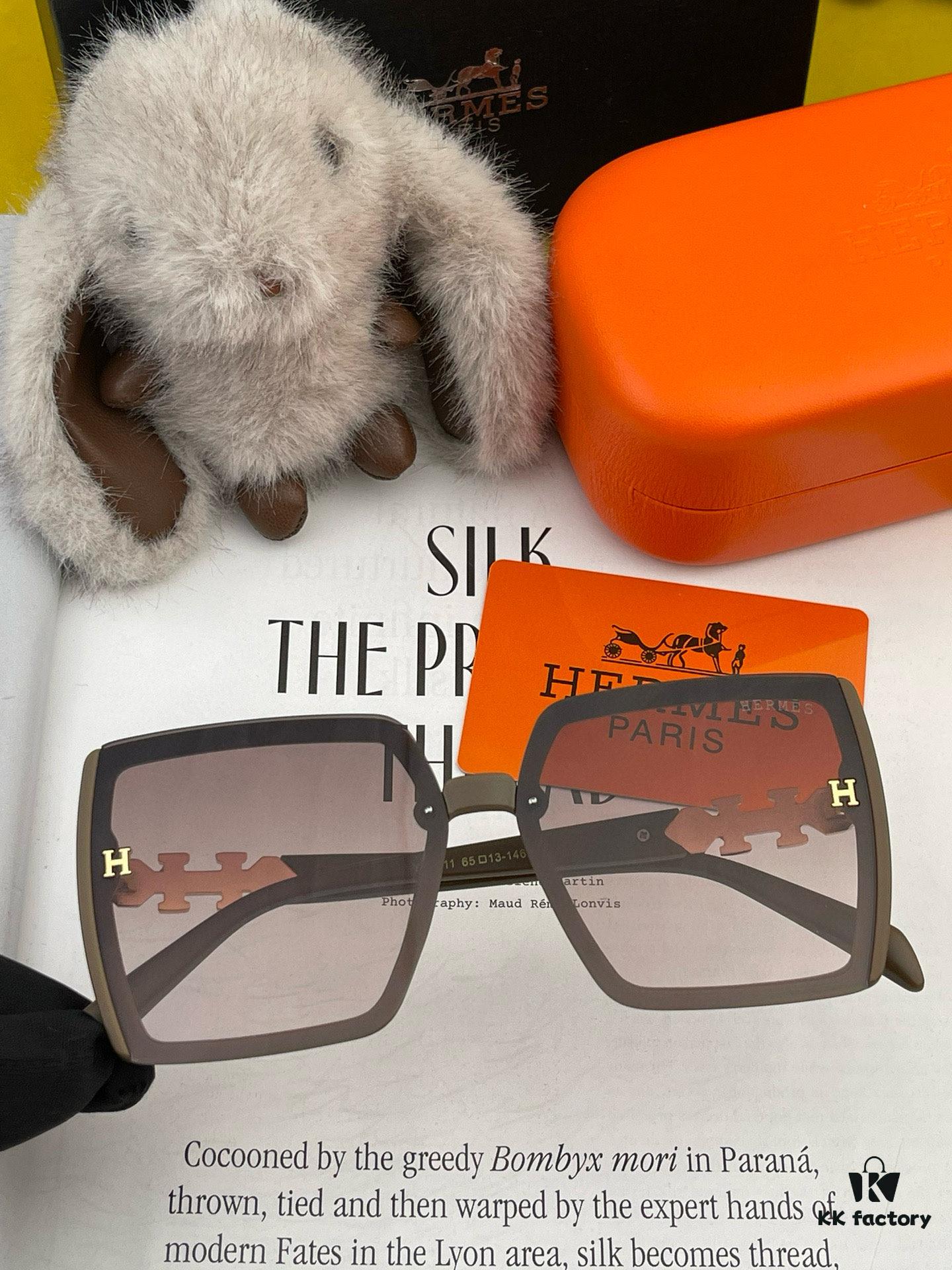 6931ae21ccd8ab3d7afa24a1 HERMES 2025 Spring New Arrival Original Release Famous Online Ultra-Hot Selling Blue Classic Luxury Global Fashion Square Sunglasses