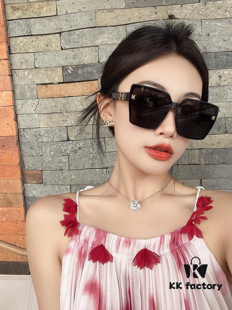 6931ae3cccd8ab3d7afa25dd HERMES 2025 Spring New Arrival Original Release Famous Internet Super Popular Blue Classic Luxury Global Fashion Square Sunglasses