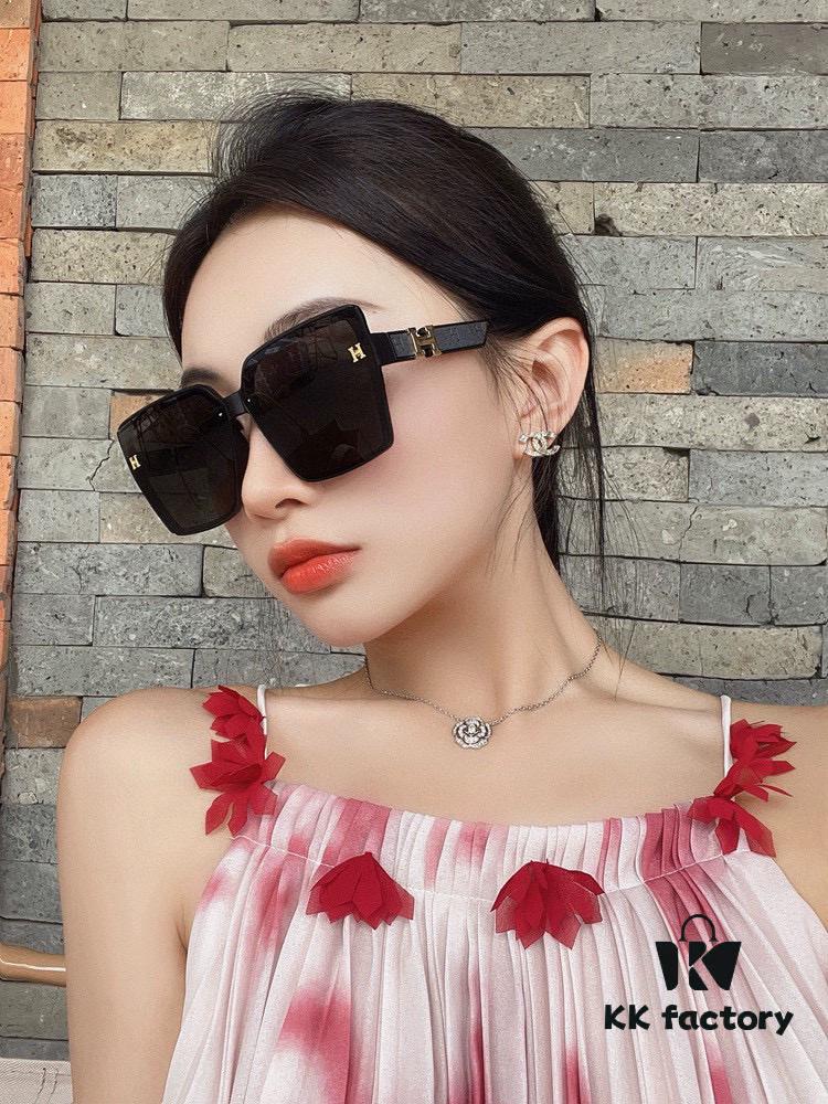 6931ae3dccd8ab3d7afa25de HERMES 2025 Spring New Arrival Original Release Famous Internet Super Popular Blue Classic Luxury Global Fashion Square Sunglasses