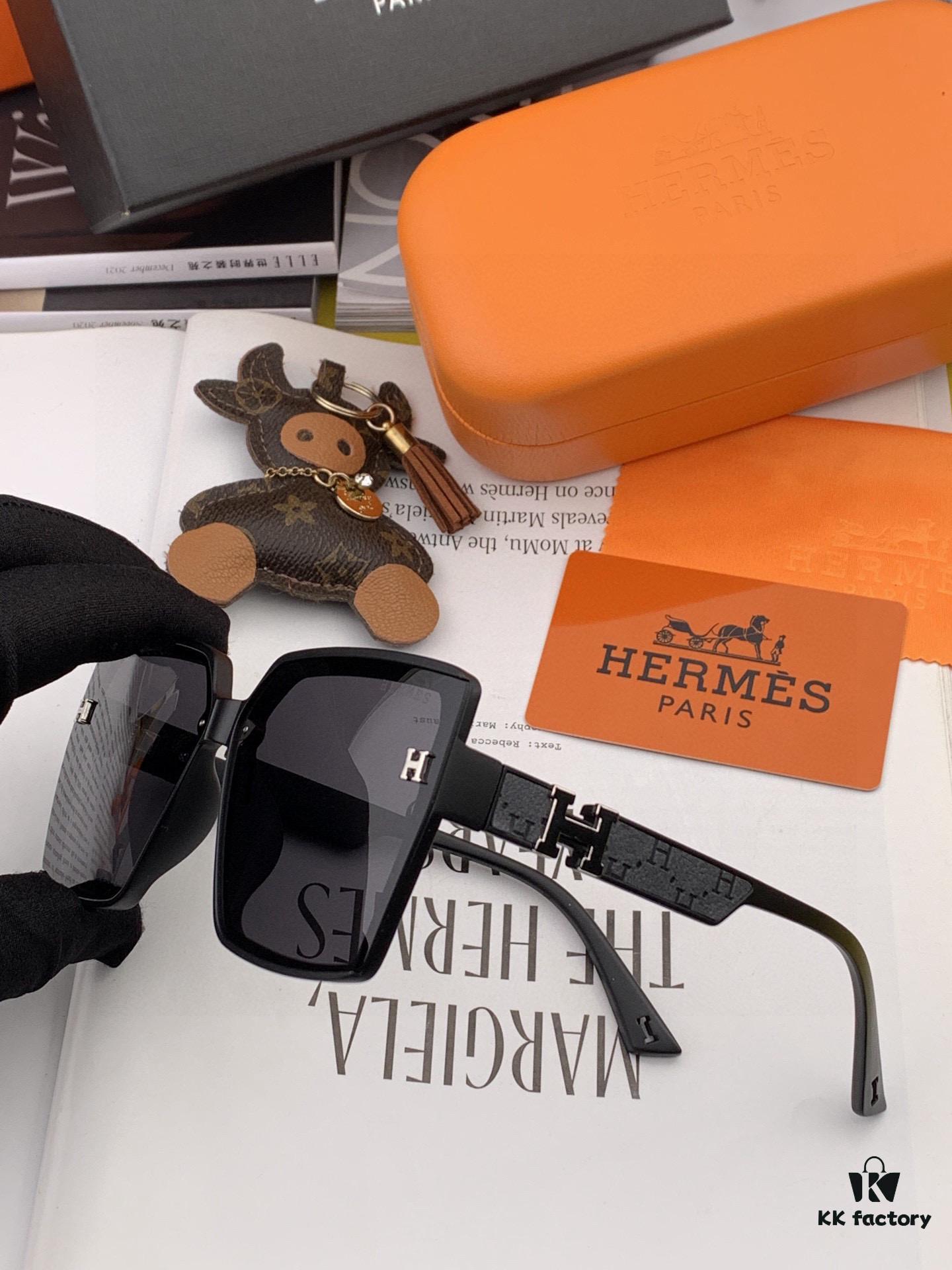 6931ae3dccd8ab3d7afa25e2 HERMES 2025 Spring New Arrival Original Release Famous Internet Super Popular Blue Classic Luxury Global Fashion Square Sunglasses
