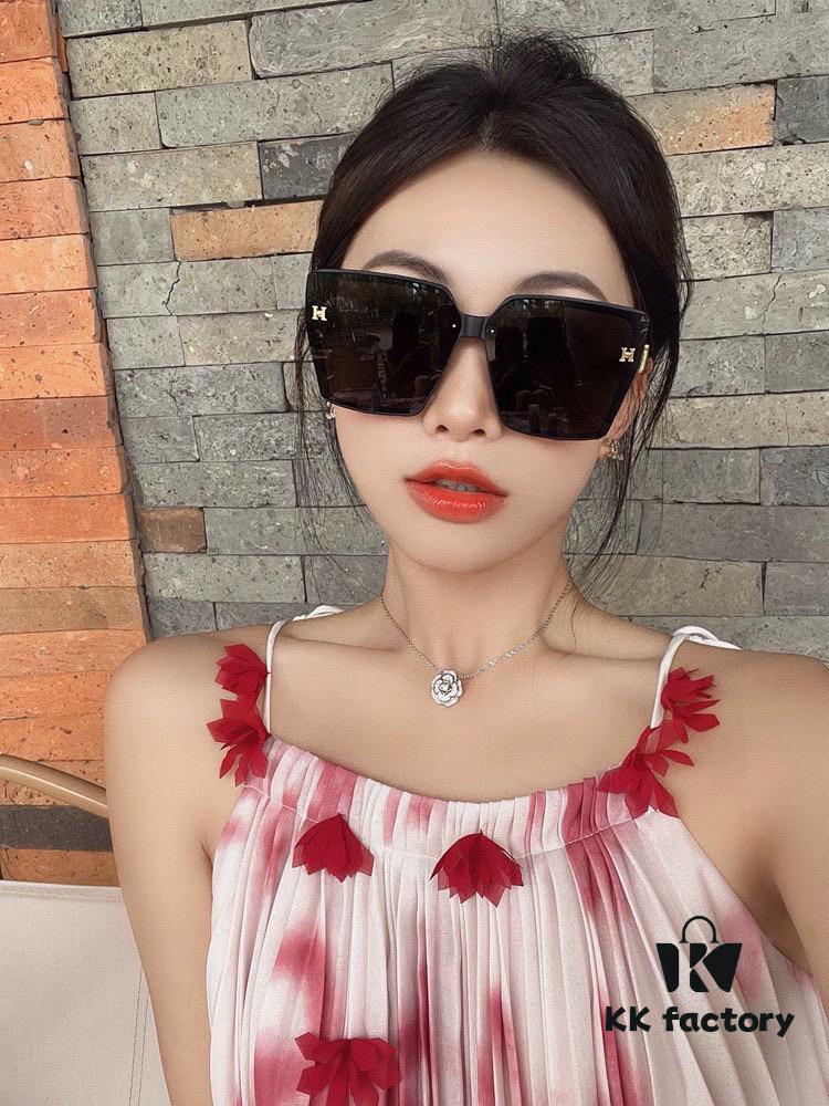 6931ae40ccd8ab3d7afa2614 HERMES 2025 Spring New Arrival Original Release Viral Ultra-Hot Classic Luxury Fashion Square Sunglasses