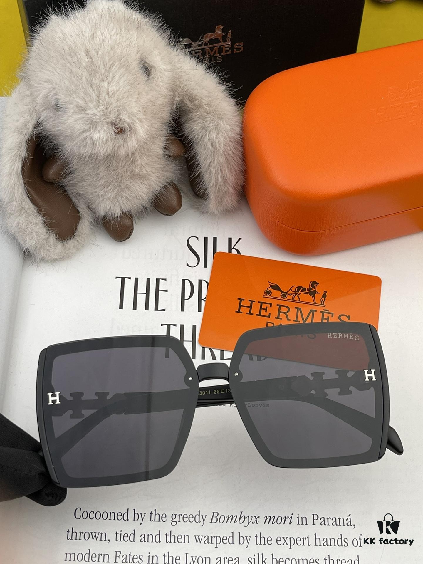 6931ae74ccd8ab3d7afa28e1 HERMES 2024 Spring New Arrival Original Release Famous Internet Influencer Ultra-Hot Blue Classic Luxury Fashion Square Sunglasses